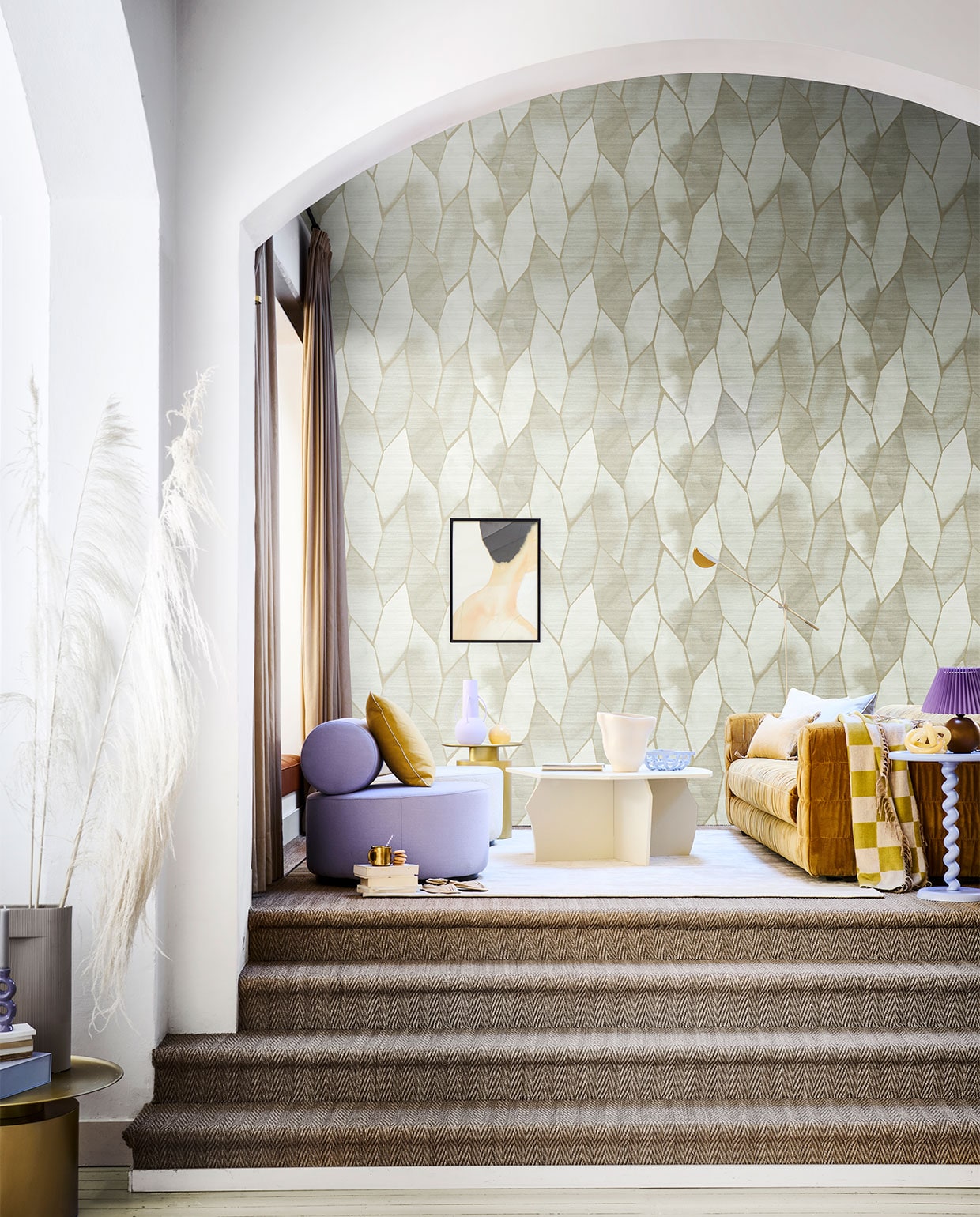 Behang Soie Changeante Yuzen van Elitis, 10x1 m € 227,- (loggerewilpower.com). Messing bijzettafel, groot € 799,-, klein € 639,-, poster in lijst € 65,95, geel linnen kussen € 85,-, lila linnen kussen € 85,- (loods5.nl/design). Lila doos € 17,- (hay.nl). Lila keramieken kandelaar € 23,95, gouden mok, set van 2 € 26,95, zachtgele glazen bolvaas € 24,95, lila keramieken schaal € 49,95 (klevering.nl). Grijze keramieken hoge vaas € 179,-, geel glazen object € 210,- (homestede.nl). Fauteuil Sinclair in lila en wit, per stuk vanaf € 849,-, tafellamp met paarse kap € 99,- (festamsterdam.com). Stoffen ballerina’s € 25,99, geel kussen met kwastjes € 22,99 (zarahome.com). Salontafel € 729,-(studio-henk.nl). Vloerlamp van Bolia € 388,99 (vtwonen.nl). Mosterdgele velvet 3-zits bank, 108x274x72 cm (lxbxh), € 2795,- (hkliving.nl). Geel-wit geruit plaid € 39,99 (sissy-boy.com). Lila vaas, set van 4 € 215,-, lila bijzettafel € 295,- (polspotten.com). Gebroken witte vaas € 39,99 (hm.com). Overig privébezit. vtwonen 11-2022 | styling Danielle Verheul | fotografie Sjoerd Eickmans