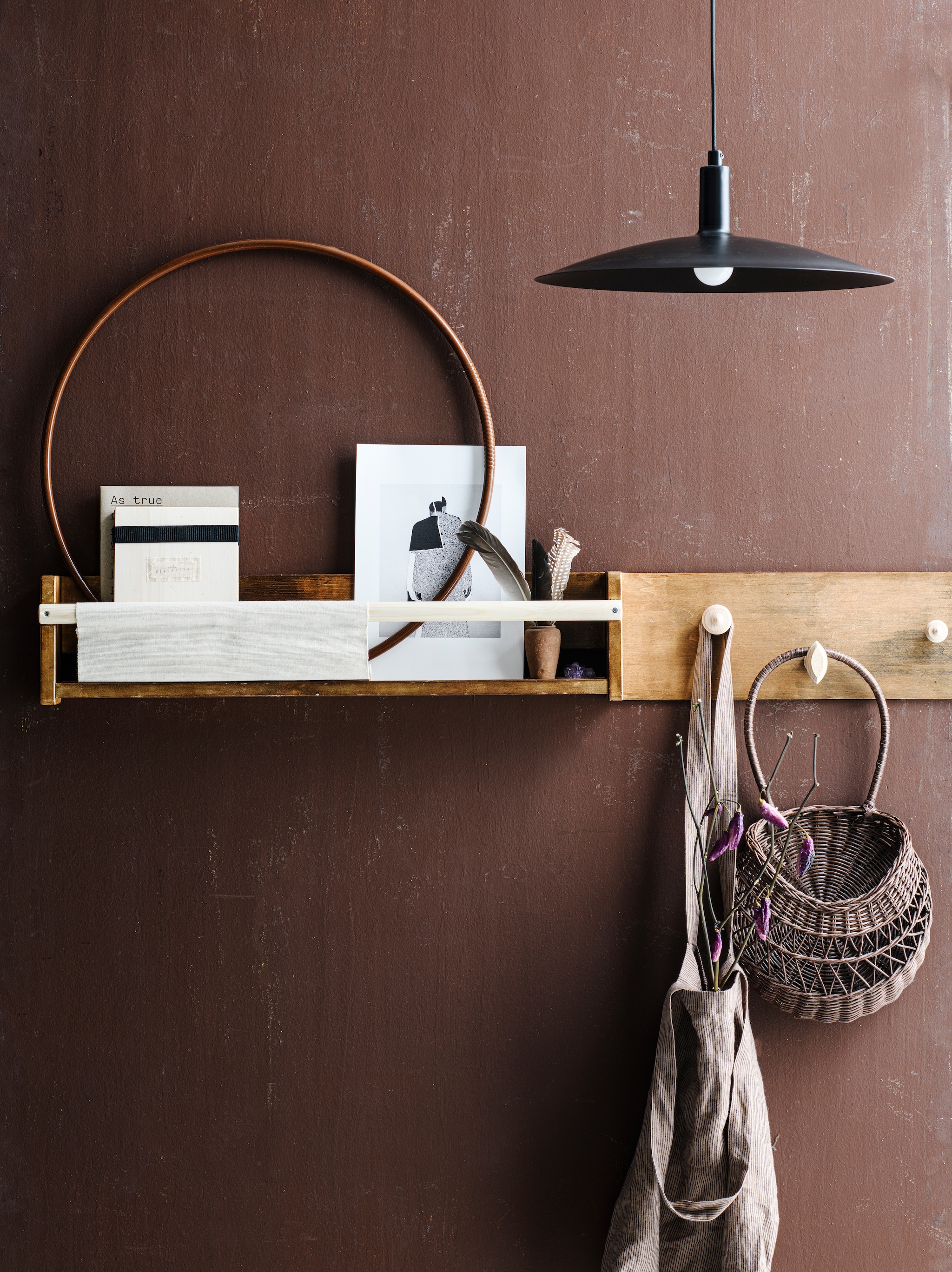 Houten bloemenpers, A5 formaat € 55,-, bruine rieten mand van Meri-Lou Living € 44,95, bruin-zwart gestreept linnen tasje van Kerkwerk € 59,- (atelierhop.com). Zwarte metalen hanglamp Mathematic L van Urban Nature Culture, 40x13,5 cm (Øxh) € 119,- (zaanschfaamwebshop.nl). Overig privébezit. vtwonen 02-2023 | styling Myla Griese | fotografie  Louis Lemaire