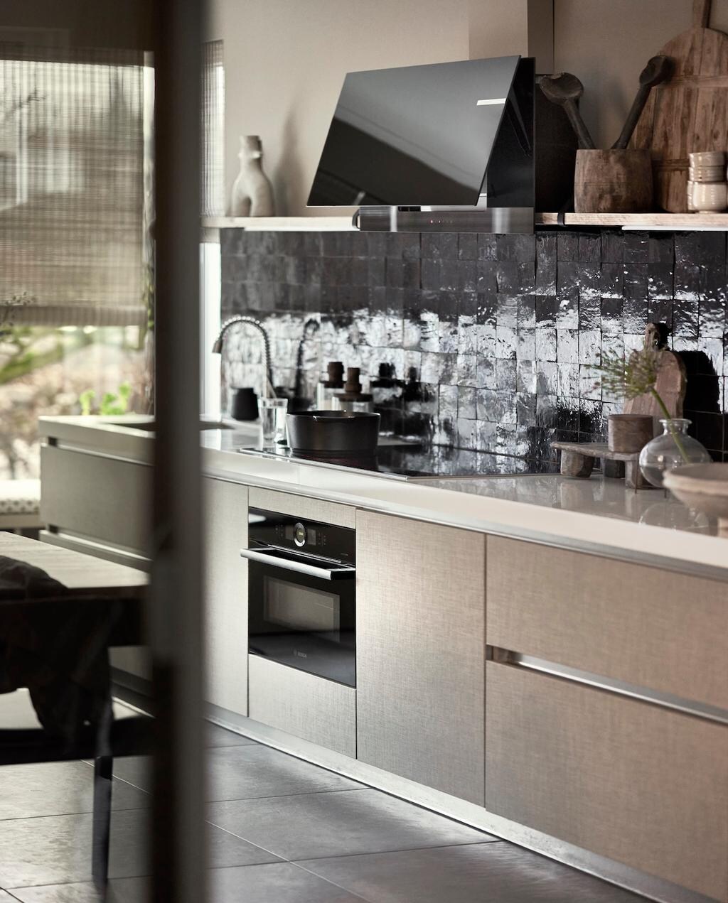 chic meets stoer in deze stijlvolle keuken met linnen fronten