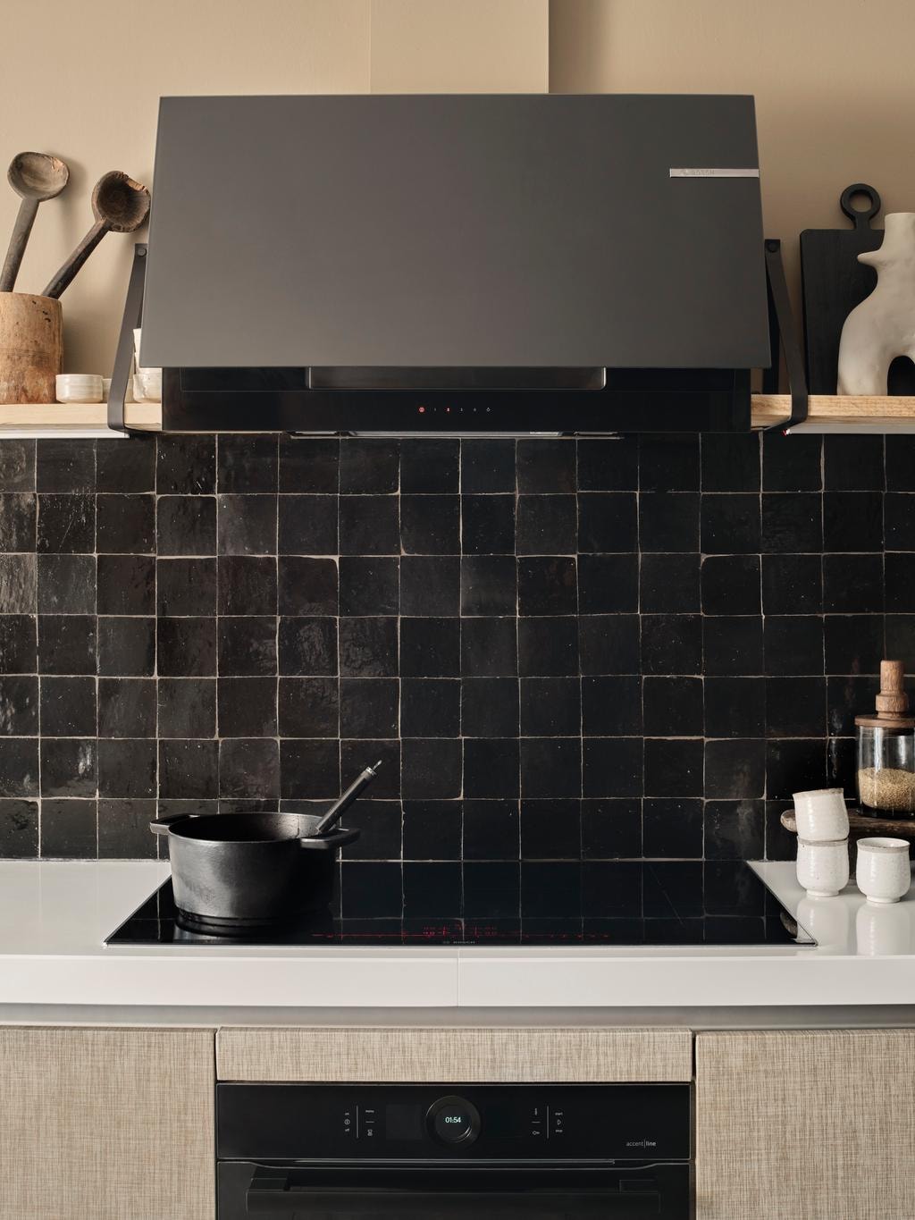 chic meets stoer in deze stijlvolle keuken met linnen fronten
