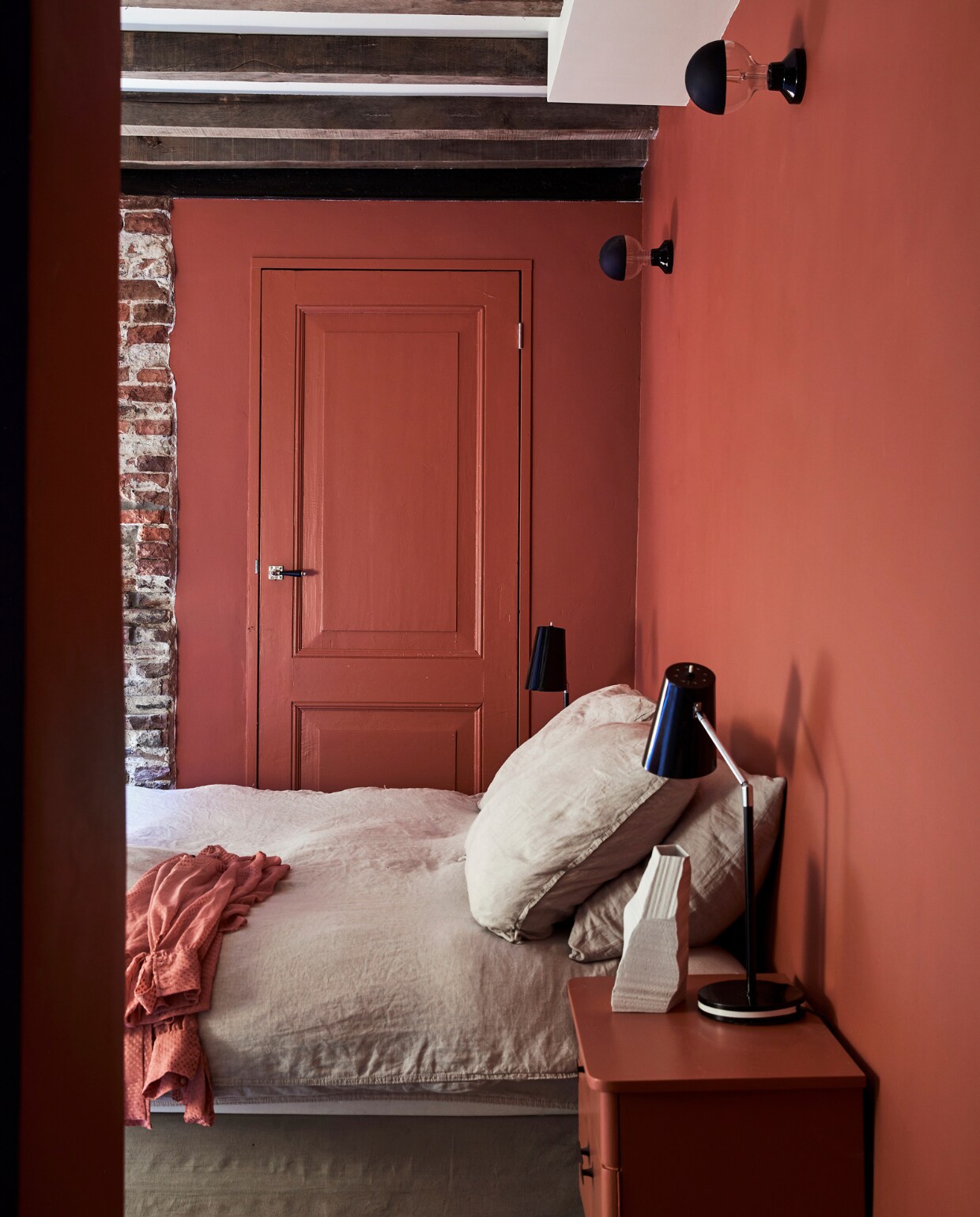 Verfkleur Picture Gallery Red van Farrow &amp; Ball. Nachtkastjes gekregen van vriendin. Bedlampen tweedehands uit Spanje. Witte vaas Klaas Kuiken. Overig onbekend. vtwonen special binnenkijken 03-2022 | Fotografie Peggy Janssen