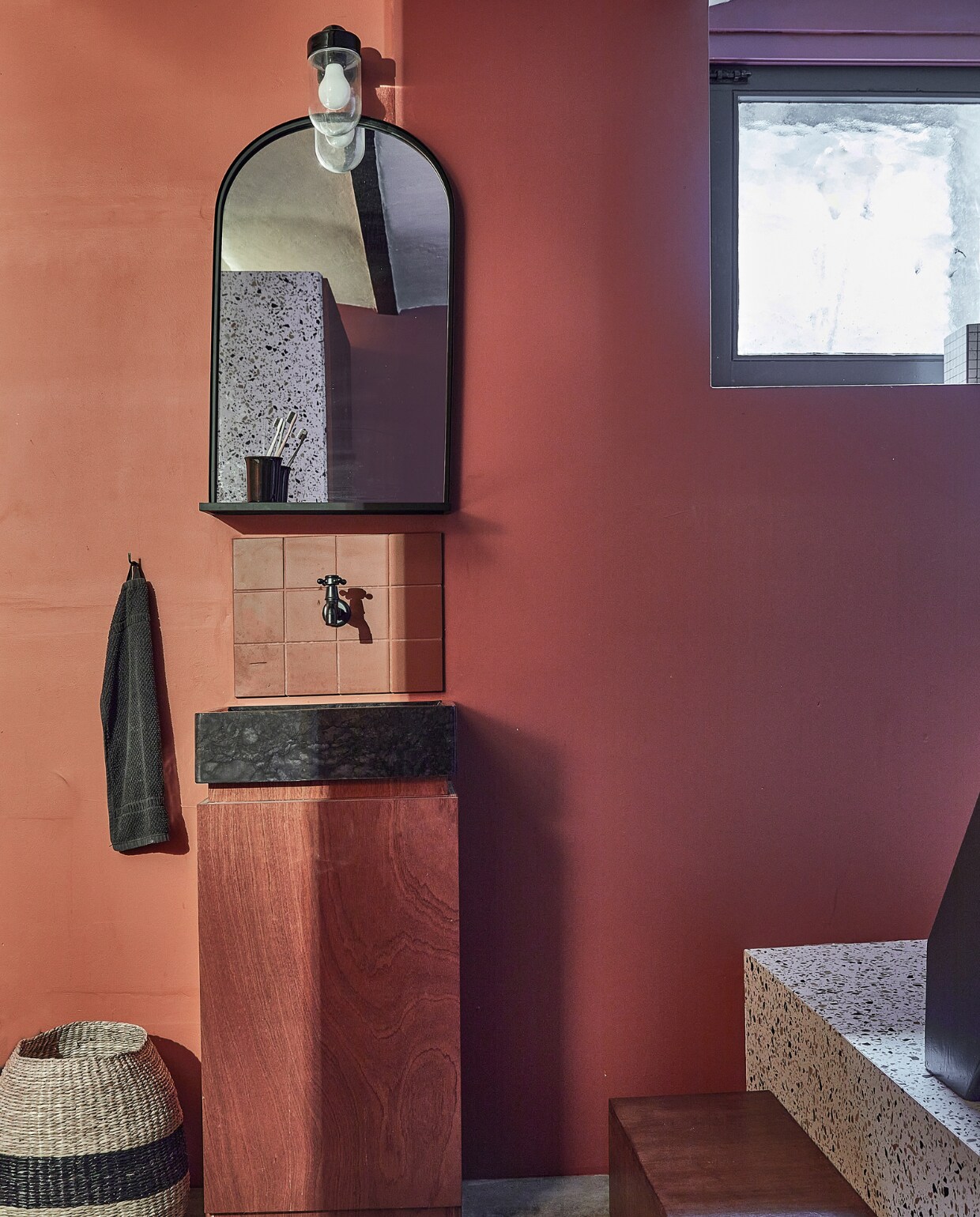 Badombouw en kastenwand eigen ontwerp Buroboro. Tegels Winckelmans in kleur Rouge, met voeg. Spiegel Nordal Denmark. Wastafel VidaXL. Kastje ontwerp Buroboro. Mand Ikea. Overig onbekend. vtwonen special binnenkijken 03-2022 | Fotografie Peggy Janssen