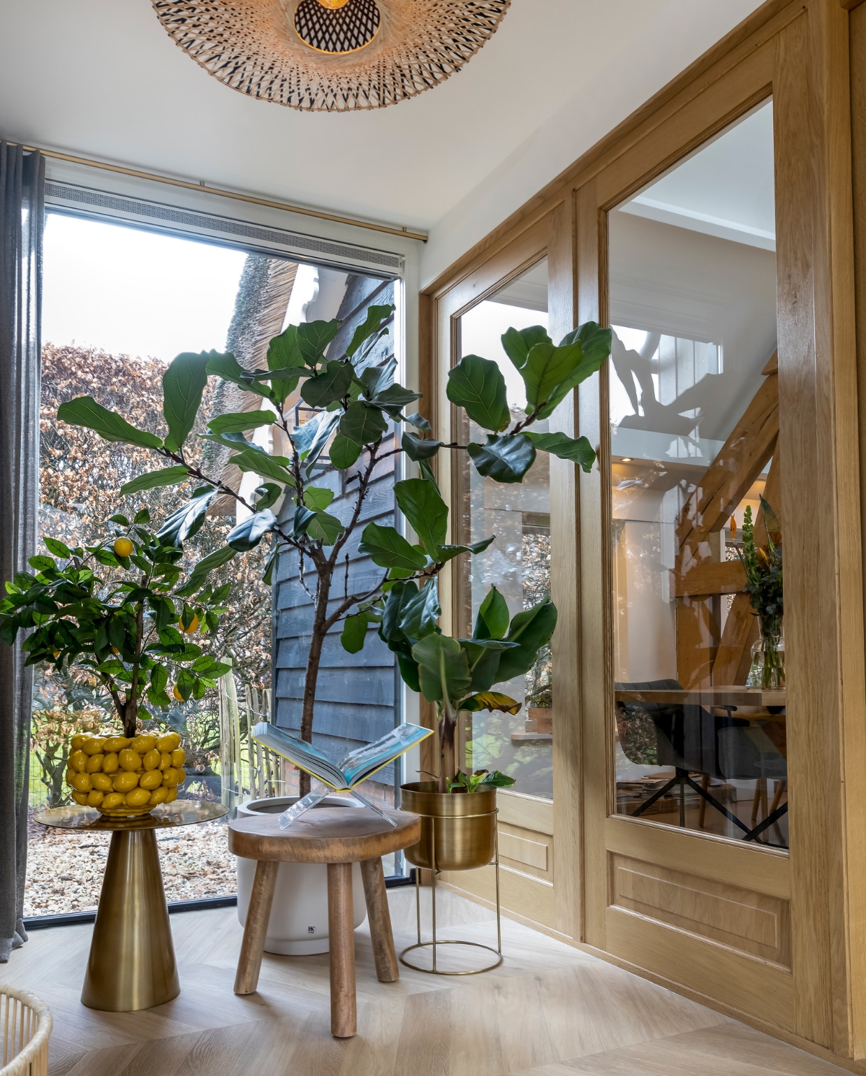 Hanglamp Good & Mojo. Metalen tafel HKliving. Citroenpot Des Pots. Plant kunstcitroen. Witte plantenpot HKliving met Fycus lyrate. Metalen plantenpot Zara Home. Deuren Timmerfabriek Olofsen. Overig onbekend. vtwonen 02-2023 | styling Karin van Schie | fotografie Henny van Belkom