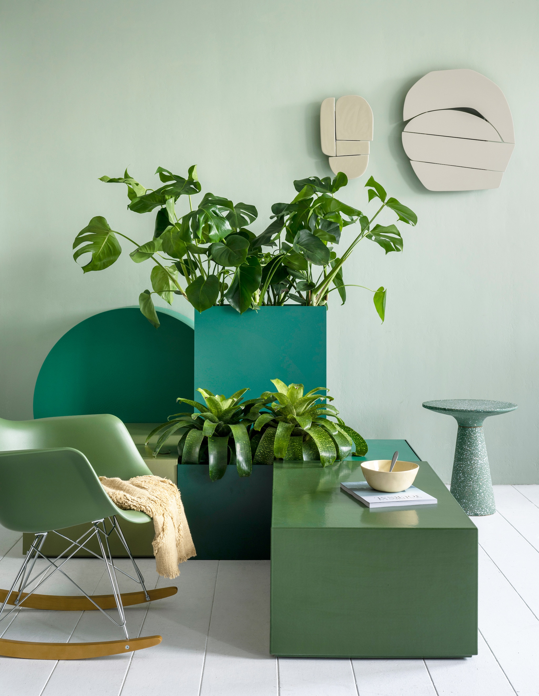 vtwonen 03 2023, groen | Plant Monstera € 125,-, kleine planten Bromelia’s € 75,- (bydennis.nl). Metalen plantenbox in verschillende uitvoeringen, vanaf € 650,- (atelierbelge.eu). Muurverf nr. 58 van Lab Paint, per liter € 48,-(vestingh.nl). Plantenbakken per element vanaf € 650,- (atelierbelge.eu). Schommelstoel van Vitra € 620,- (loods5.nl). Plaid van Urban Nature Culture € 59,99 (vtwonen.nl). Houten wandobjecten € 66,65 en € 147,61, kom € 29,- (urbannatureculture.nl). Terrazzo bijzettafel € 237,- (zuiver.nl). vtwonen 03-2023 | styling Marianne Luning | fotografie Stan Koolen