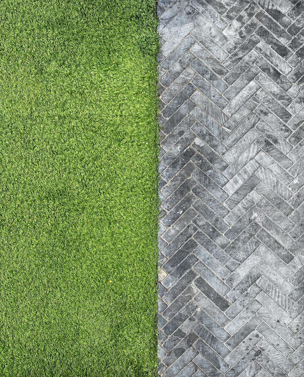 Leg het kunstgras strak tegen de bestrating aan Unsplash