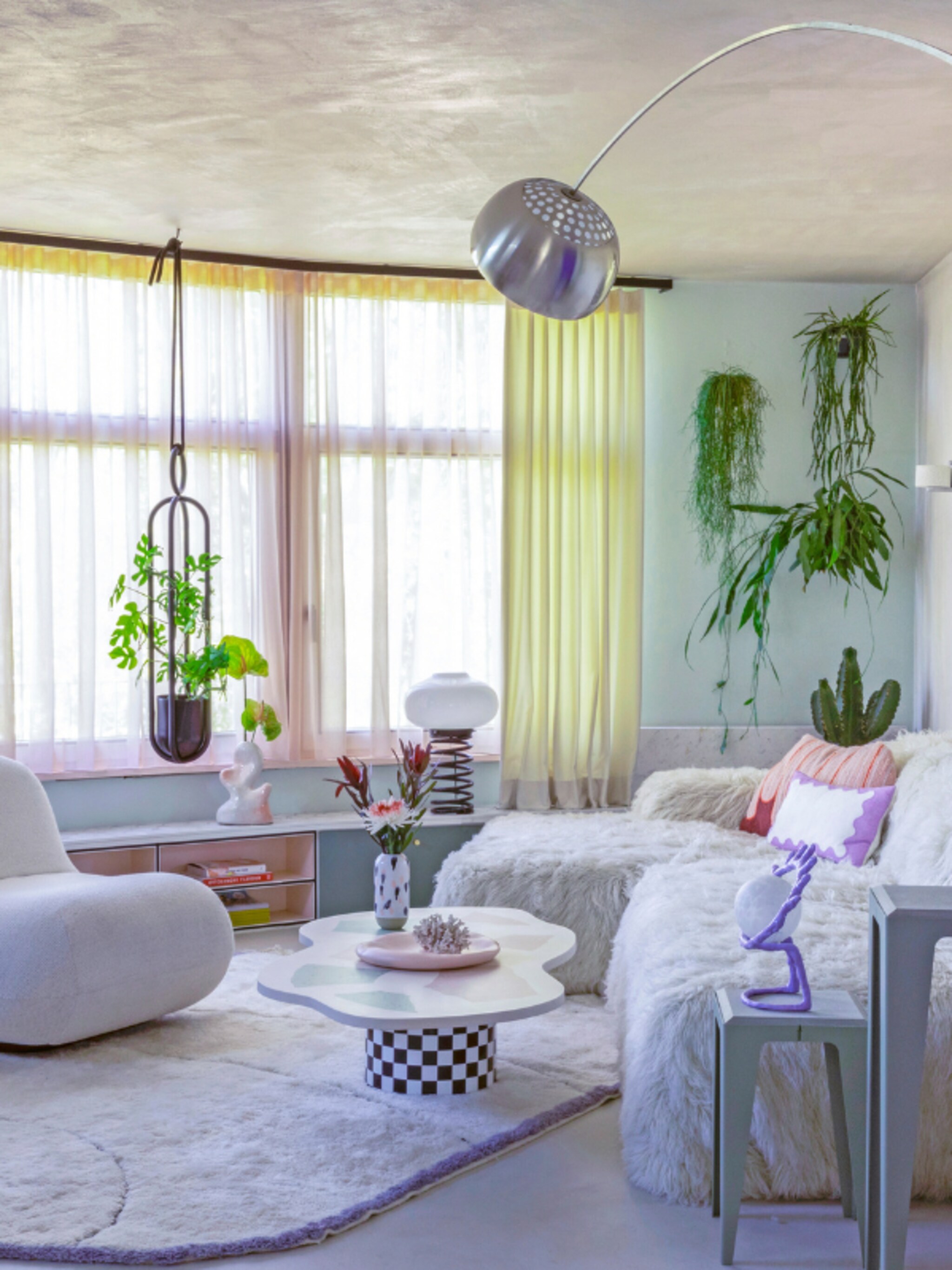 binnenkijken in een modern maximalistisch appartement vol heldere kleuren in munchen