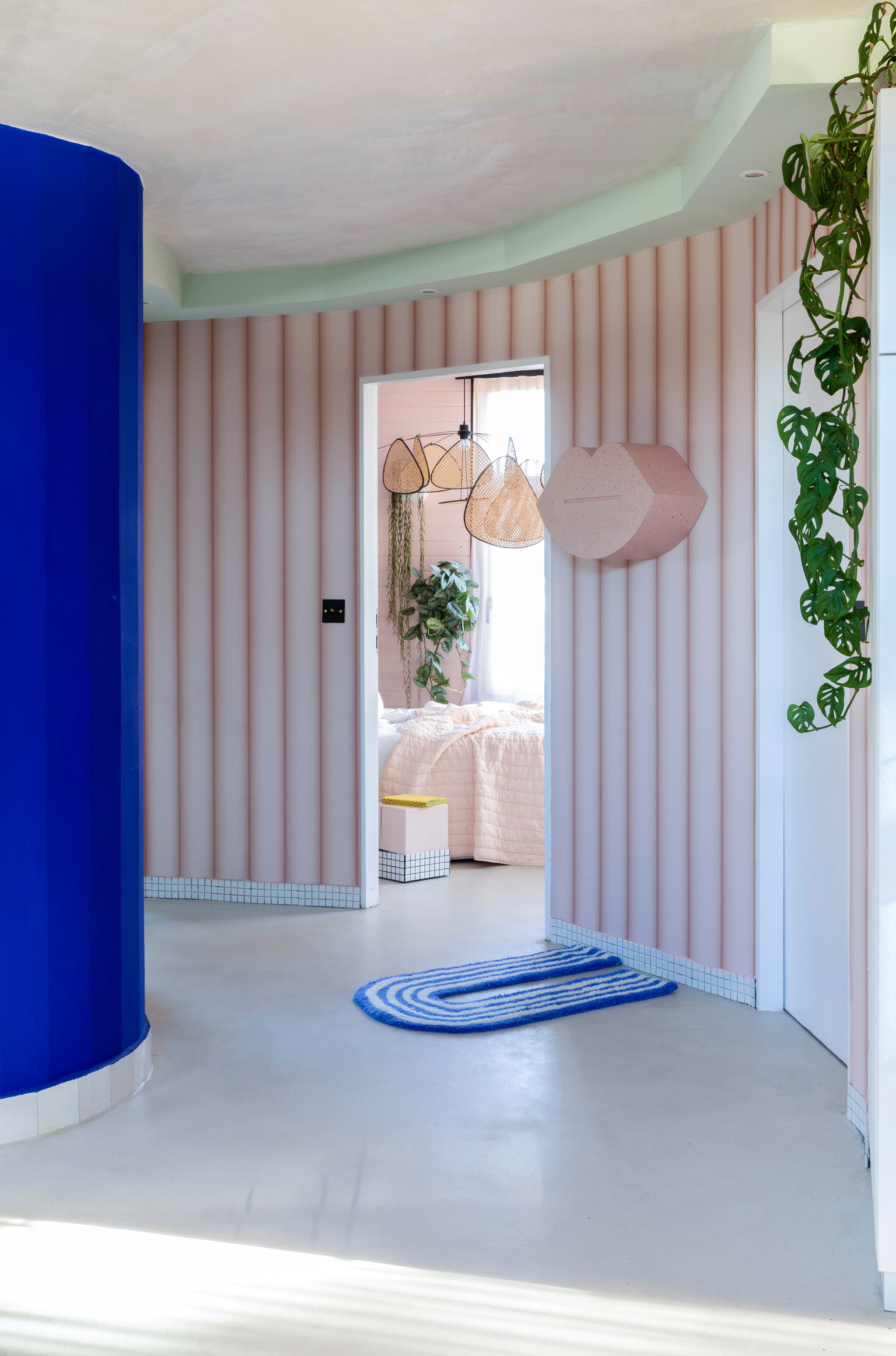 Muurverf Ultra Blue Little Greene. Behang BelarteStudio. Regenboogkleedje in opdracht gemaakt. Kunstwerk mond Sascha Grewe. vtwonen binnenkijken special 121-2022 | productie &amp; fotografie Anne Catherine Scoffoni