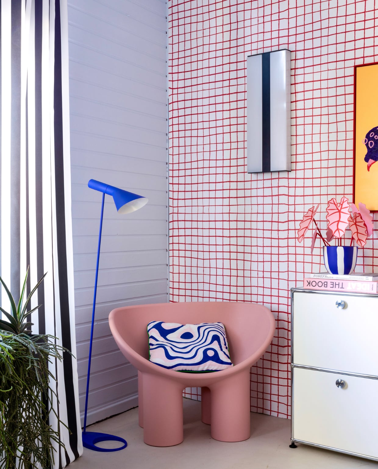 Behang Studio Dnnk. Stoel Roly Poly Driade. Kussen Tarta Gelatina. Lamp AJ Louis Poulsen. Muurlamp vintage. Kast Usm Haller. Blauw-witte vaas Motel a Miio, papieren plant Brazen Botany. vtwonen binnenkijken special 121-2022 | productie &amp; fotografie Anne Catherine Scoffoni