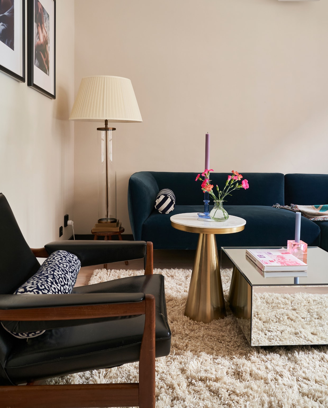 Muurverf Champignon van Gamma, Stoel vintage, bank Fést, rolkussens Palais, glazen lamp Eichholtz, foto’s muur Paul Bellaart, marmeren bijzettafel Westwing, blauwe glazen kandelaar Hay, spiegeltafel HKliving, roze kandelaar Fést, vloerkleed Sissy-Boy, plaid Nox Studio, vaasje H&amp;M Home. vtwonen 02-2023 | productie CocoFeatures.com | fotografie Muk van Lil