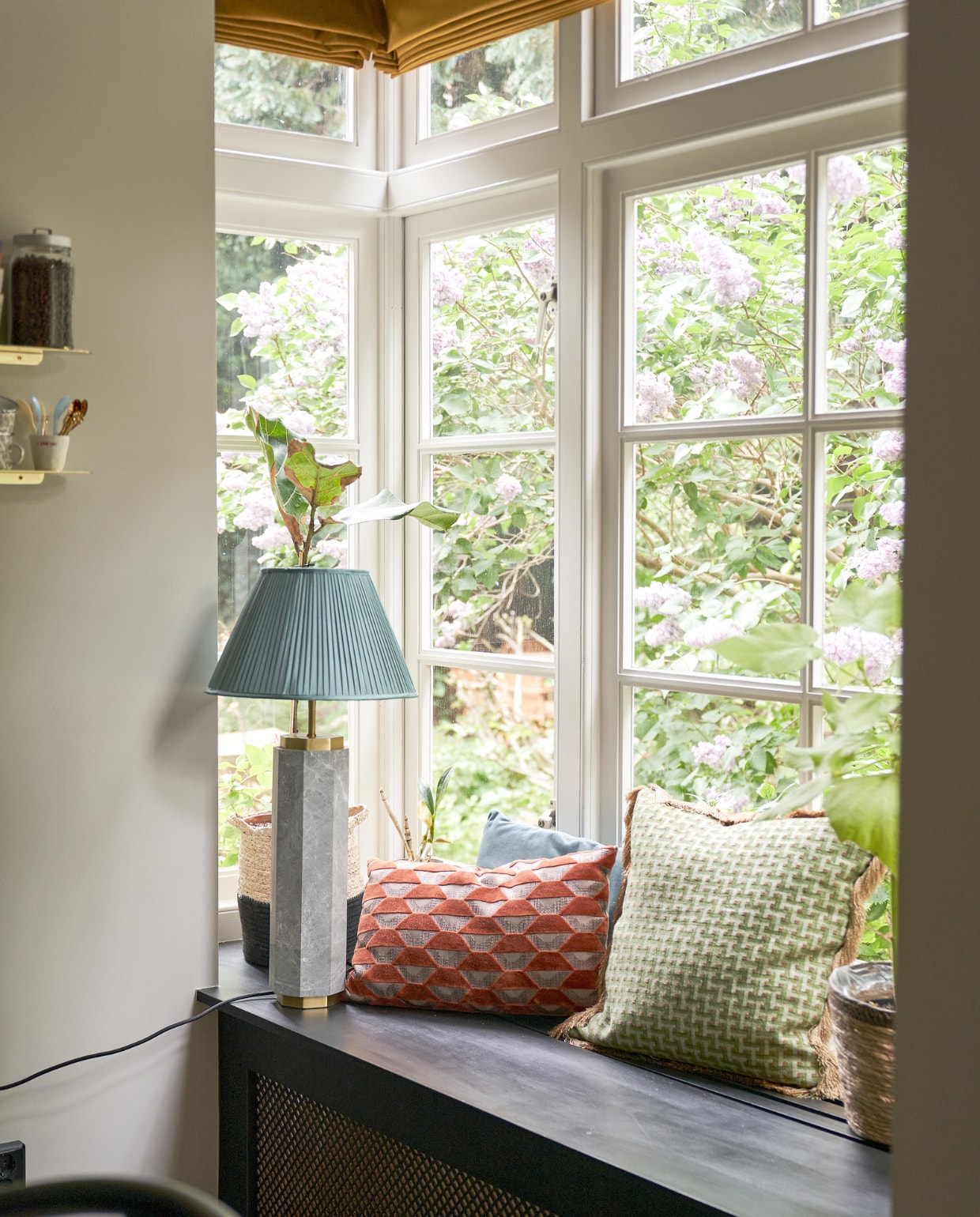 Muurverf Champignon Gamma, tafellamp Eichholtz, gordijnen Veneta, groen kussen Palais, oranje kussen Grace van Hartman, wandplankjes Nordal, overig onbekend. vtwonen 02-2023 | productie CocoFeatures.com | fotografie Muk van Lil