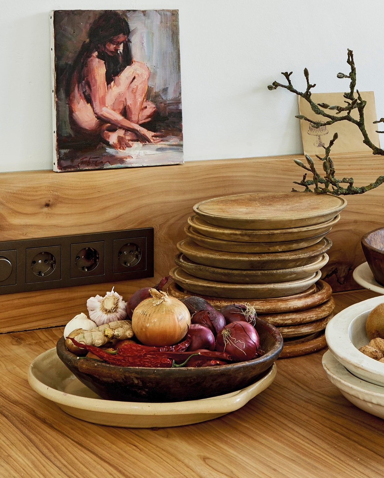 Kom Nord van House Doctor, Bord Gama van Casa Vivante, Pastabord Iron Stone Natura, Ovale schaal Nordic Sand van Broste, Kom Artisan, Bord Rustico Natura, Bord dark blue, Ovaal bord, Aardewerken kom van Bitz, Dessertbord celadon, Pastabord van Salt &amp; Pepper, Kom Artisan, Sauskom Iron Stone, Dinerbord Surface van Serax kleur Indy Grey, Diep bord Surface van Serax kleur Indy Grey, Gebaksbord Brisk van Present Time, Aardewerken ontbijtbord van Broste Copenhagen met handgeschilderde lijnen. vtwonen 12-2017 | Styling Fietje Bruijn | Shopping Corrien Flohil | Fotografie Dennis Brandsma | Studio 5982, Ronald de Boer