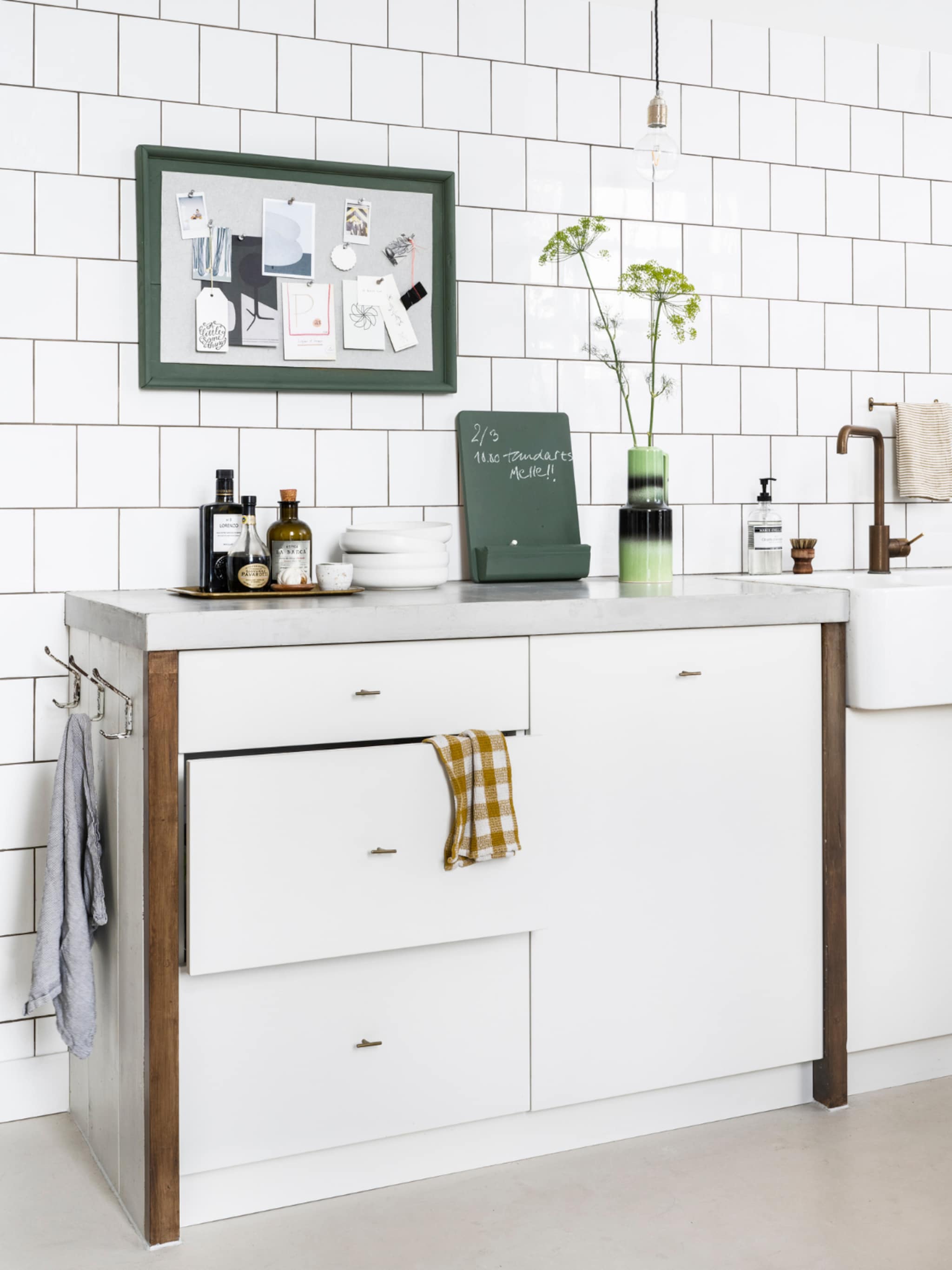 zo maakt stylist fietje een prik en krijtbord van een tweedehands dienblad functioneel en decoratief