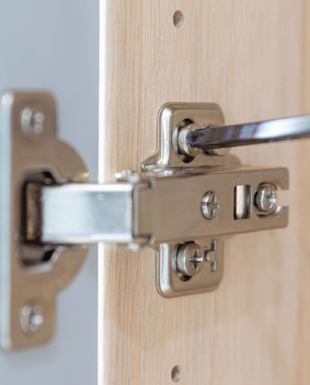 Scharnier https://www.bosch-diy.com/nl/nl/all-about-diy/kastdeur-afstellen