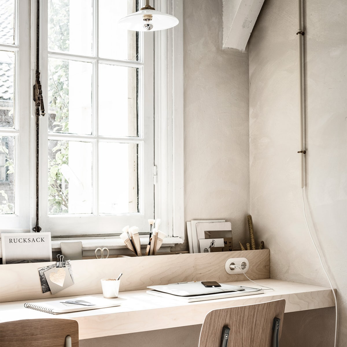 Muurverf kleur Bone (bauwerk.com.au). Wandlamp van Valerie Objects No5 Ivory 90×100 cm (bxh) € 620,- (justhaasnoot.nl). . Bruin klein schaaltje € 3,48, bruine bal € 3,48, beige pot € 5,44 (sostrenegrene.com). Glazen Cone € 3,- (kringloop). Potje met deksel licht taupe € 12,99 (hm.com). Luidspreker Marshall Acton € 274,- (coolblue.nl). Eetkamerstoel van Hay € 259,-, esprossokopje Grod van Broste Copenhagen € 9,95, bureauaccessoires nietmachine, schaar en plakbandhouder van Hay € 45,- (vtwonen.nl). Stoel Standard van Jean Prouvré, eiken naturel € 675,- (vitra.com). Vest 89,- (stories.com). Bureau-accessoires van Monograph: goudkleurige linialen vanaf € 22,95, papieren prullenbak € 22,95, grijze hoes iPad € 109,95, papieren notieblok millimeters € 27,95, grijze etui € 31,95 (housedoctor.com). Notitiemap € 79,- (foodbrusher.com). Stopcontacten van Berker 1930 vanaf € 14,40 (klusspullen.nl). Novilon vtwonen vloer 2421 kleur Kiezel, 200 of 400 cm breed per m² € 28,25 exclusief installatie (vtwonen.nl/vtwonen-collectie). Boeken, kwasten, potloden privébezit. vtwonen 10-2019 | styling Kim van Rossenberg | fotografie Sjoerd Eickmans