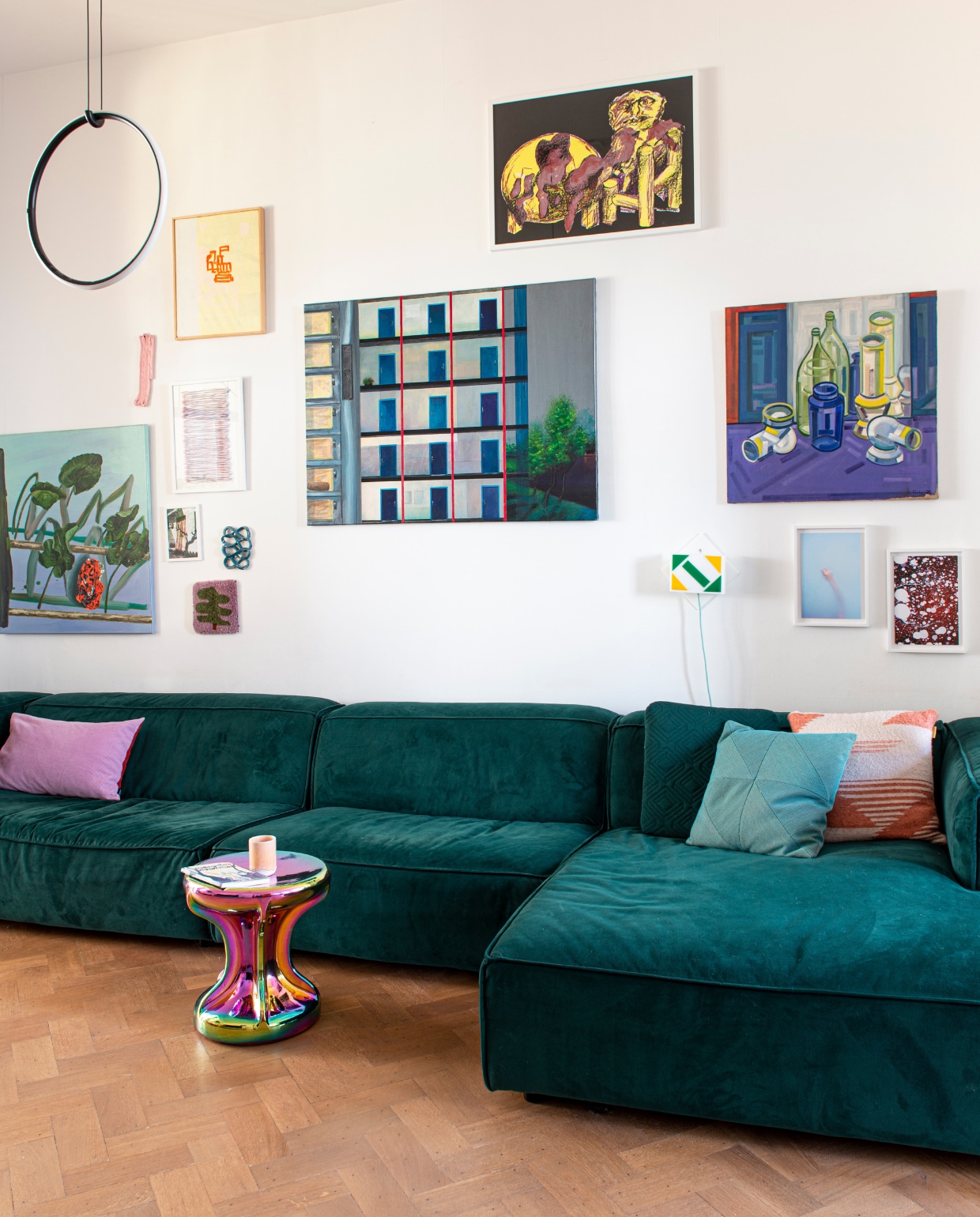 Bank Dunbar van Fést, hanglamp Arrangements van Michael Anastassiades voor Flos, bijzettafel Oily Busk van Roderick Vos voor Polspotten, mok Studio Arhoj. Kussens Hay, Hübsch en Malagoon. Groen-gele wandlamp Marktplaats. Groot schilderij links Urs Pfannenmüller, roze keramische object links en met cirkels Oon Ceramics, schilderij naast hanglamp Ger de Greef, daaronder risoprint Ora Labora Studio, helemaal daaronder getuft kunstwerk Steffie van den Elshout, groot schilderij midden Ariën A.D. Borgelt Bakker, daarboven zeefdruk Jan Sierhuis, groot schilderij rechts M. Coetens, daaronder twee foto’s Alexander Sporre. Overig onbekend. vtwonen 02-2023 | productie De Binnenkijkers | styling Jeske Weel | fotografie Caroline Coehorst