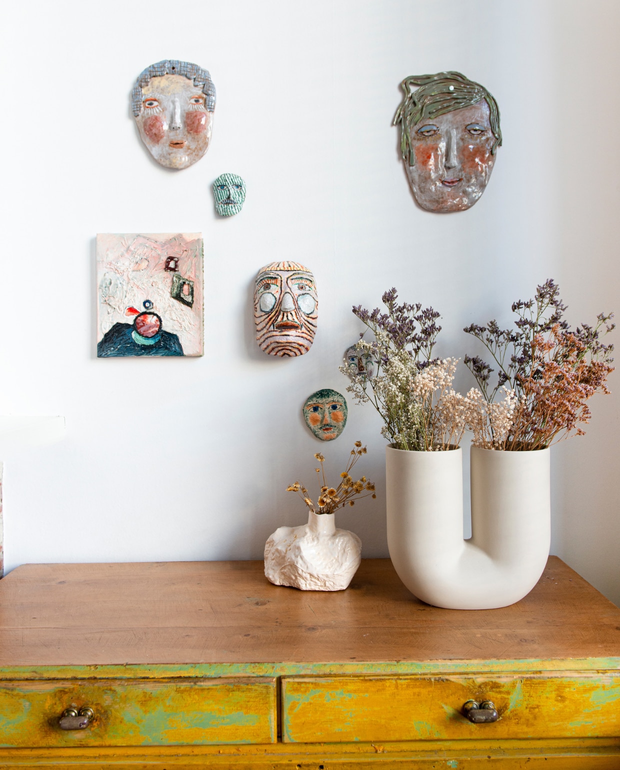 Keramische maskers Choses Faites Mains, papier-maché maskers Park Pardon, schilderij Ronald Huyben, vaas Kink van Earnest Studio voor Muuto, Oost-Europese kast Bold Design, kleine vaas Eva Claessens voor Serax. vtwonen 02-2023 | productie De Binnenkijkers | styling Jeske Weel | fotografie Caroline Coehorst
