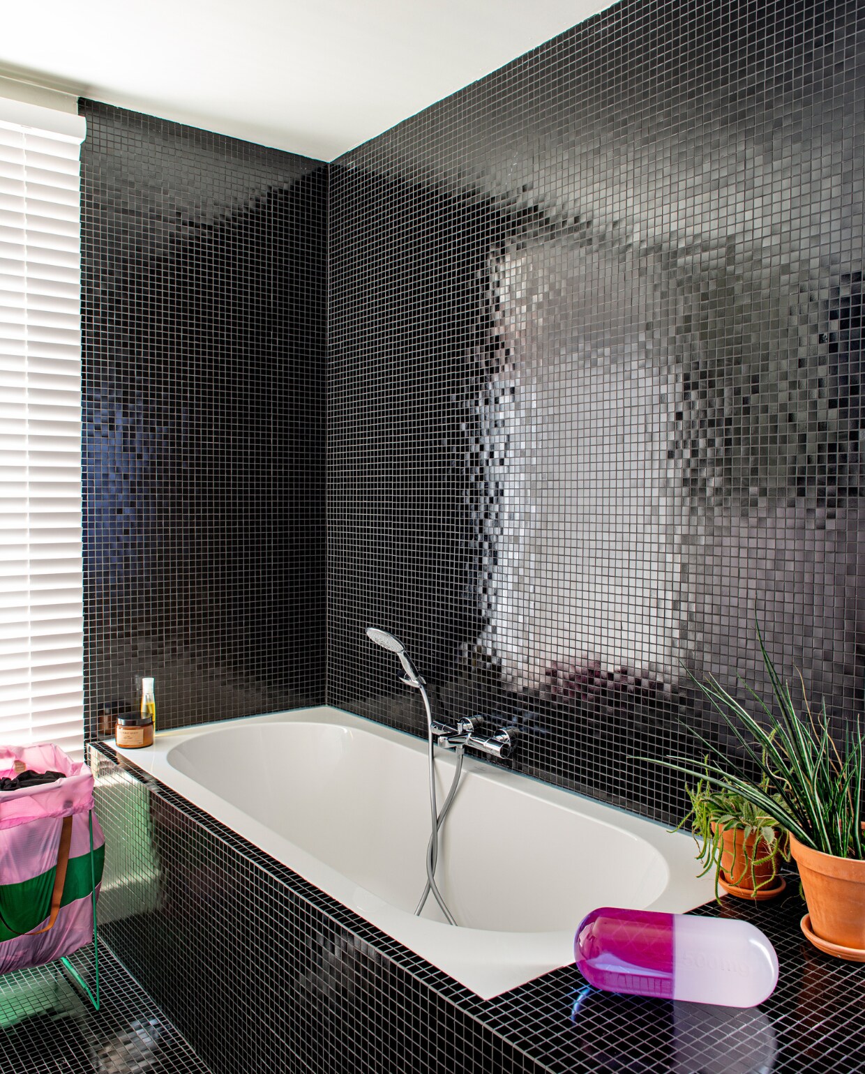 Wasmand Trash Bag and Rack van Susan Bijl, rechts designobject Acrylic Pill van Jonathan Adler. Overig onbekend. vtwonen 02-2023 | productie De Binnenkijkers | styling Jeske Weel | fotografie Caroline Coehorst