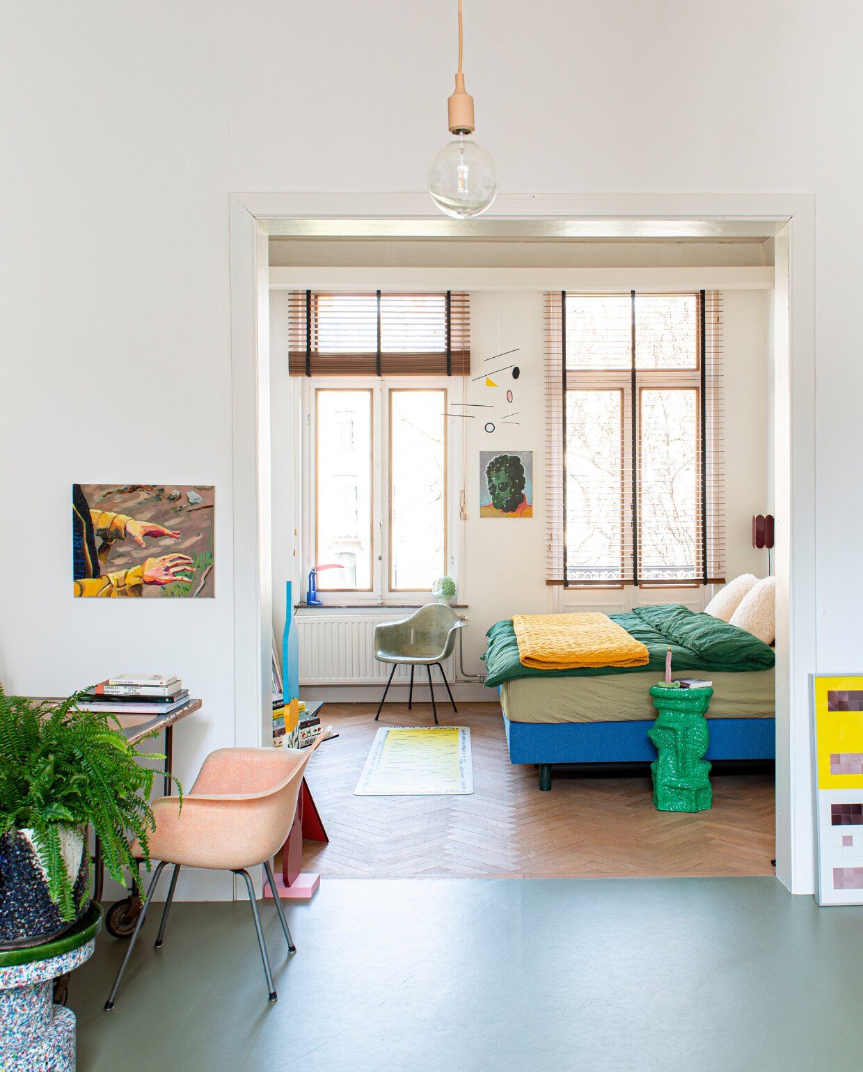 Stoelen Rope Edge van Zenith, tafel Bold Design, boxspring Auping, beddengoed Suite702 en Essenza Home. Yogamat Artlead, bijzettafel Rutger De Regt, kandelaar Michela Castagnaro, toekanlamp Hugo-Tu Huang, hanglamp Muuto, wandlamp Hay, schilderij links Florien Allemeersch, sculptuur We Are Out of Office, keramisch hoofd Choses Faites Mains, schilderij Kristof Santy, mobile Cuerpos Moviles, rechts collage Roy Villevoye, overig onbekend. vtwonen 02-2023 | productie De Binnenkijkers | styling Jeske Weel | fotografie Caroline Coehorst
