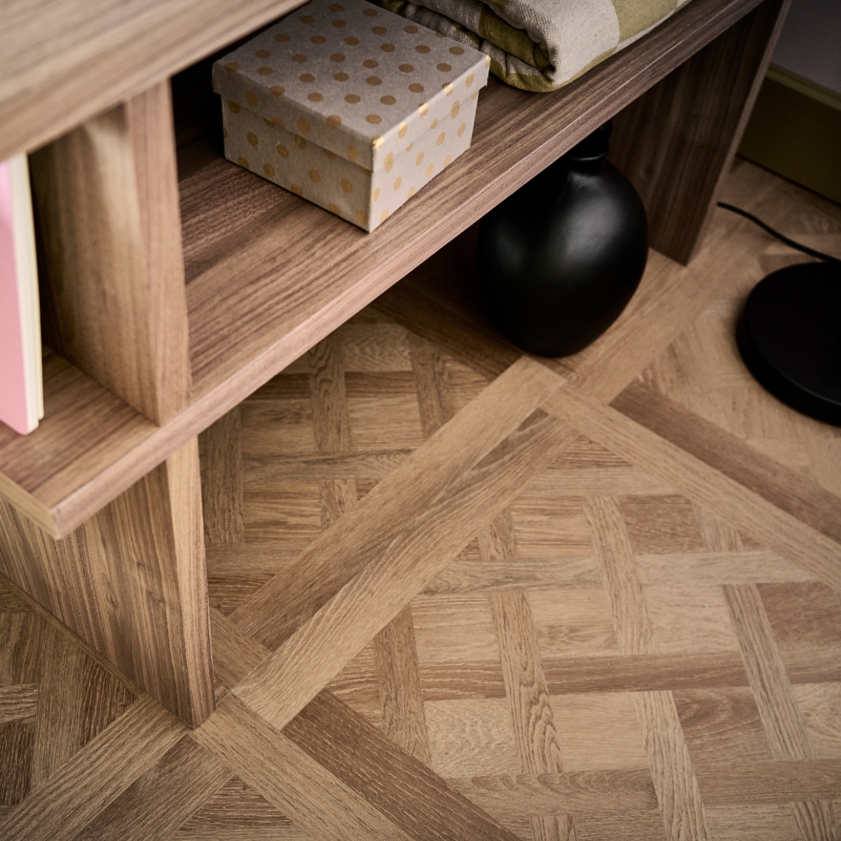 Houten vloer vtwonen catalogus 10 | styling Kim van Rossenberg | Fotografie Sjoerd Eickmans