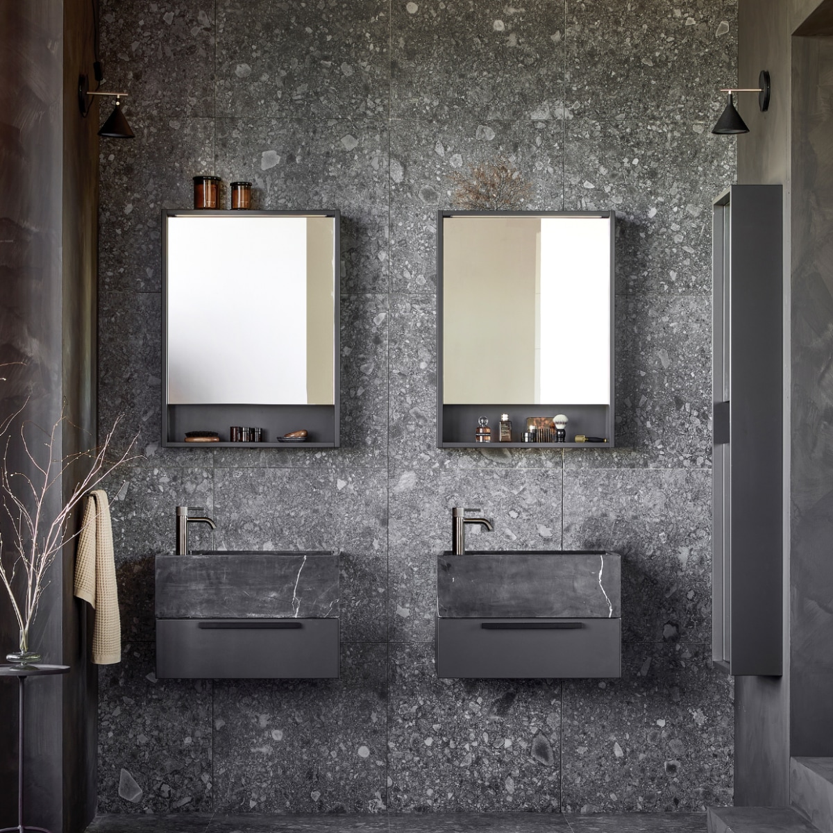 vtwonen collectie. Spiegelkasten Handy Beauty in zwart, per stuk € 774,-. Wastafel Wide in zwart marmer vanaf € 1742,-. ­Onderkast Tidy, 1 lade vanaf € 623,-. Spiegelkolomkast Handy Beauty Long € 762. Vloer- en ­wandtegels Composite Black Antracite, 60×60 cm, per m2 € 70,-. JA | vtwonen catalogus 10-2022 | styling Kim van Rossenberg | fotografie Sjoerd Eickmans | productie Tanja Saarberg