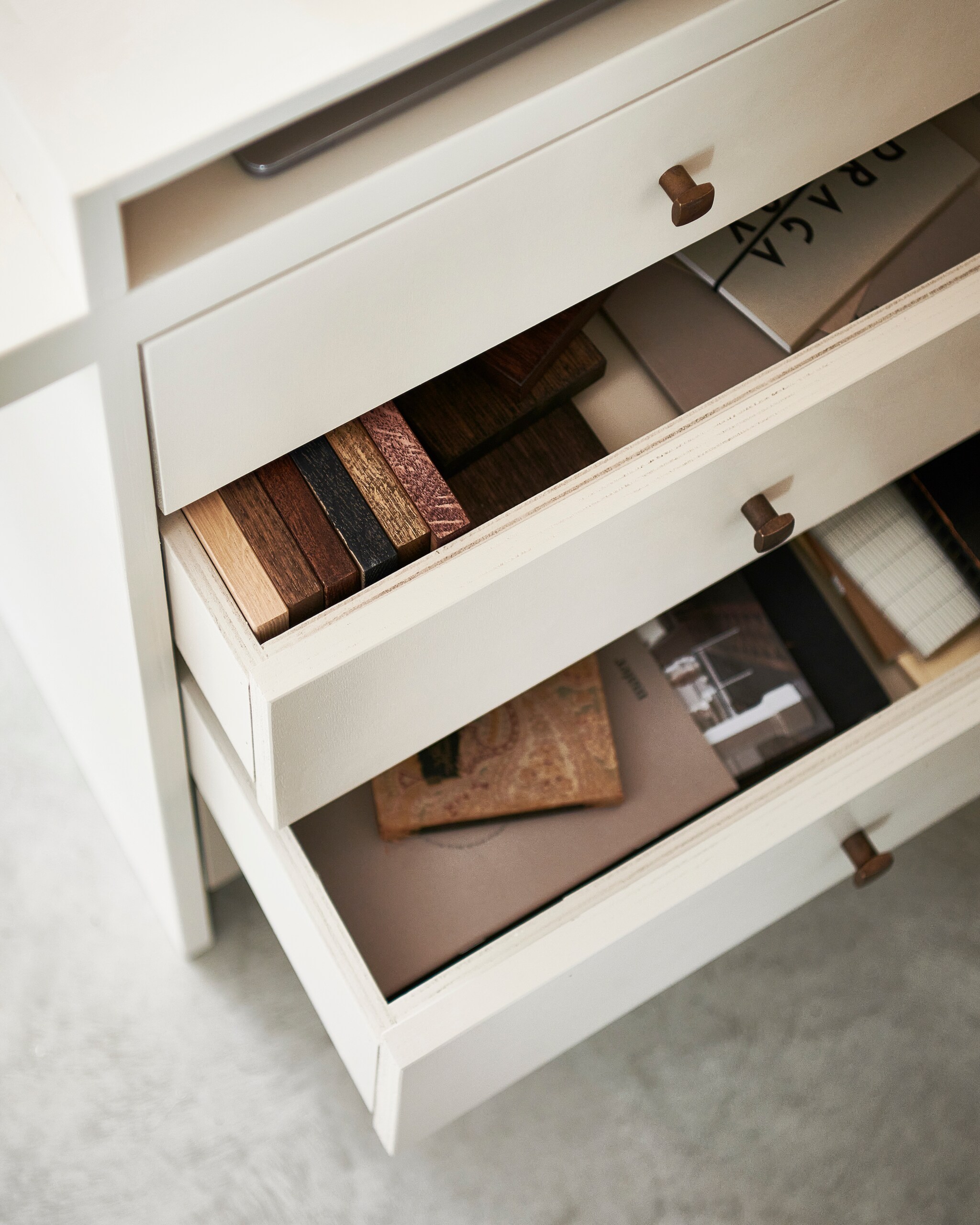 Rust in huis, rust in ’t hoofd: zo zorg je voor een opgeruimde thuiswerkplek productie &amp; styling Kim van Rossenberg | uitvoering Richard van Meerveld | fotografie Sjoerd Eickmans | Assistentie Sanne Ketelaar
