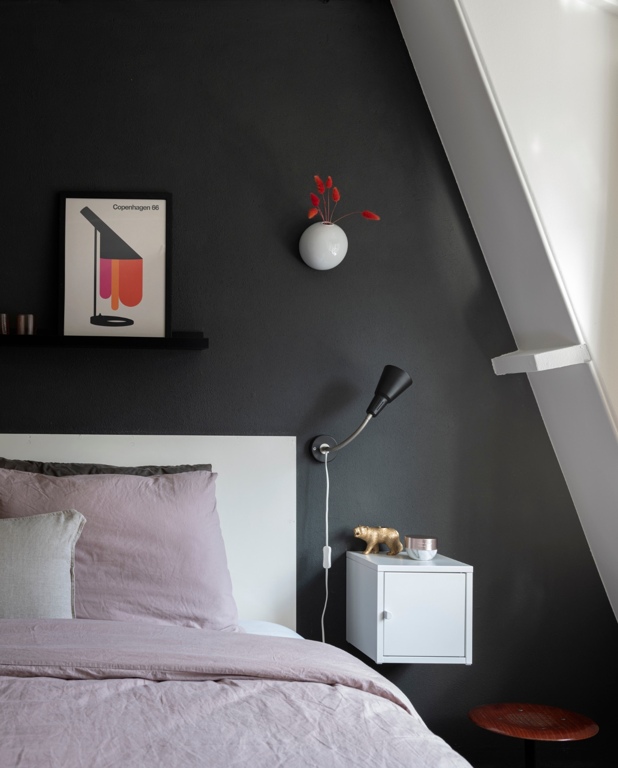 Wandplank, bedlamp, wandkast Ikea. Beddengoed en gouden beer H&amp;M. Glaasjes Hay, print juniqe.nl, wandvaasje Serax, kruk vintage. Crème Rituals. Muurverf Raaf van Histor. vtwonen 13-2021 | styling Sharon Roest | fotografie Caroline Martinot