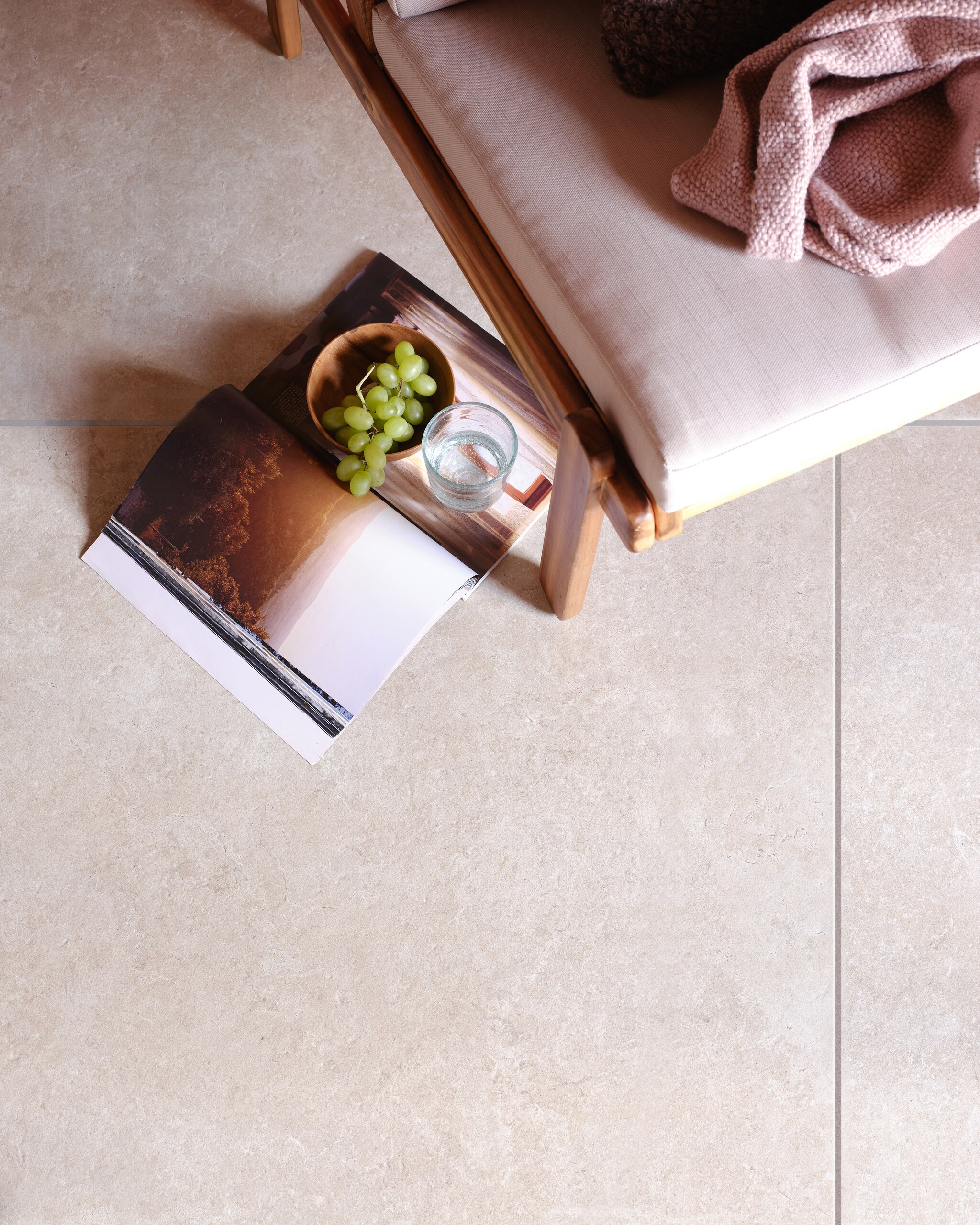 Tuintegel Solostone Unico Sand van vtwonen, 90x90 cm per m² € 89,50 (ook in Antracite). vtwonen 03-2023 | productie Tanja Saarberg | styling Marlies Does | fotografie Bart Brussee