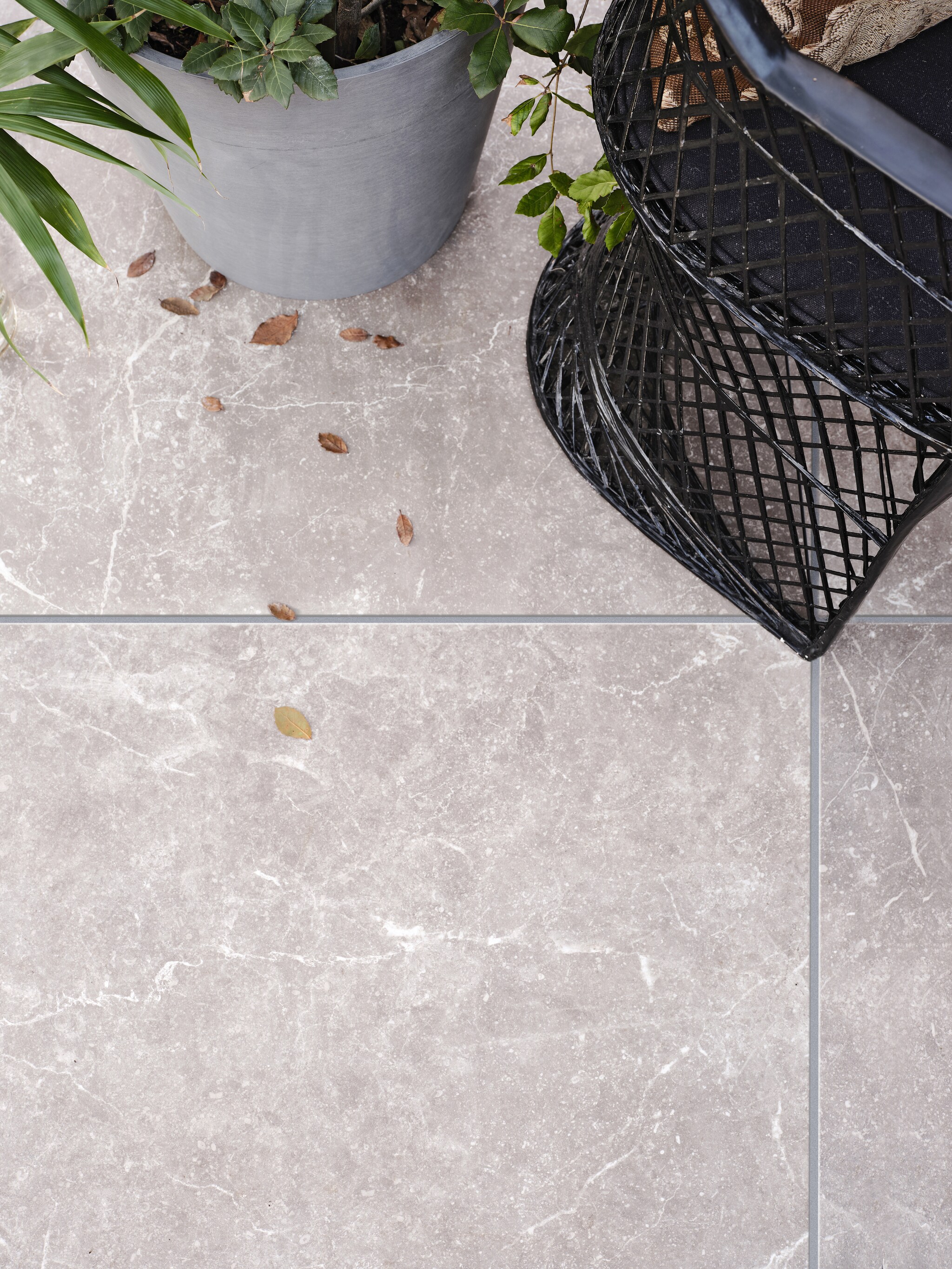 Tuintegel Solostone Outside Marble Warm Grey van vtwonen, 90x90 cm per m² € 89,50. vtwonen 03-2023 | productie Tanja Saarberg | styling Marlies Does | fotografie Bart Brussee
