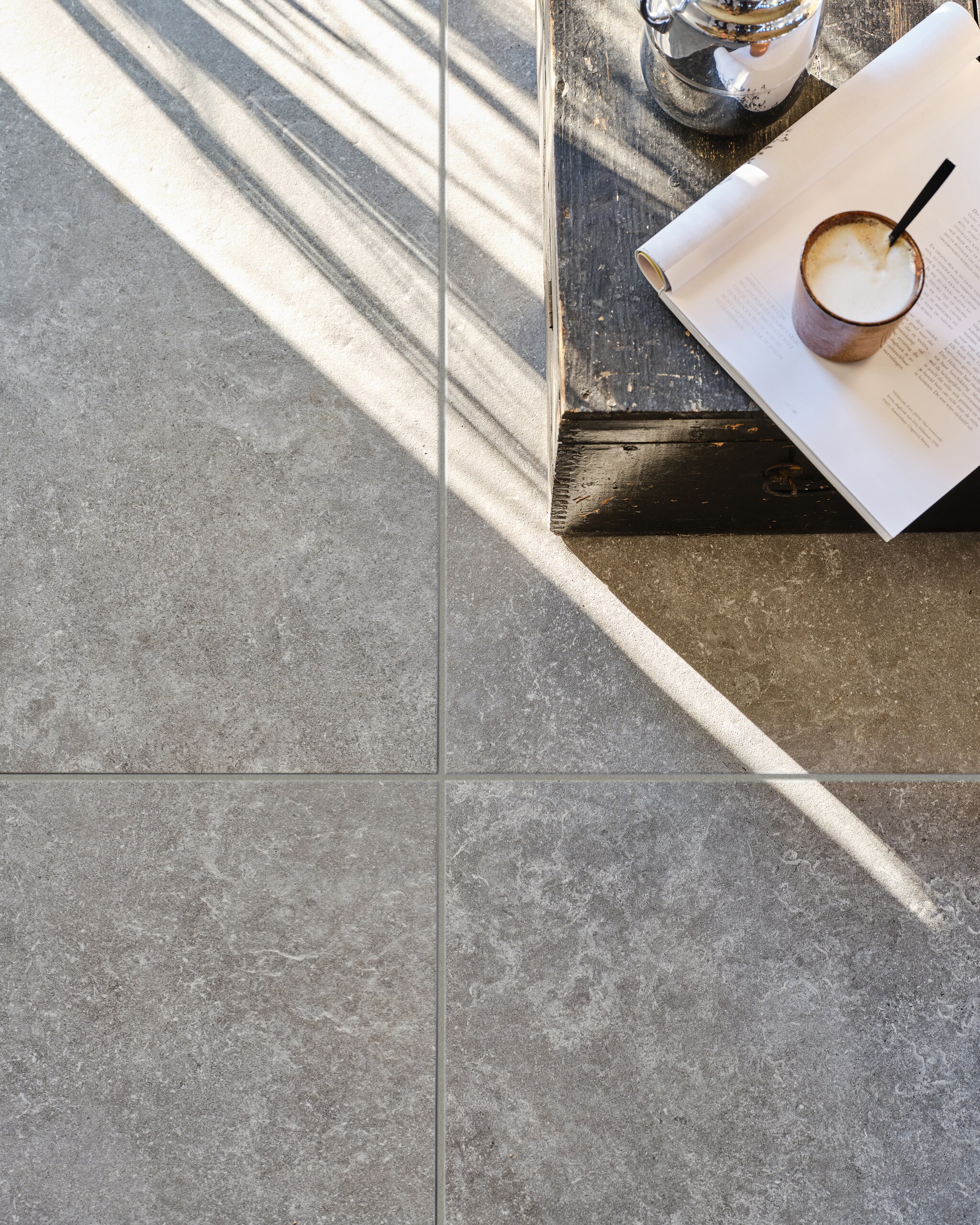 Tuintegel Solostone Unico Antracite van vtwonen, 90x90 cm per m² € 89,50 (ook in de kleur Sand). vtwonen 03-2023 | productie Tanja Saarberg | styling Marlies Does | fotografie Bart Brussee