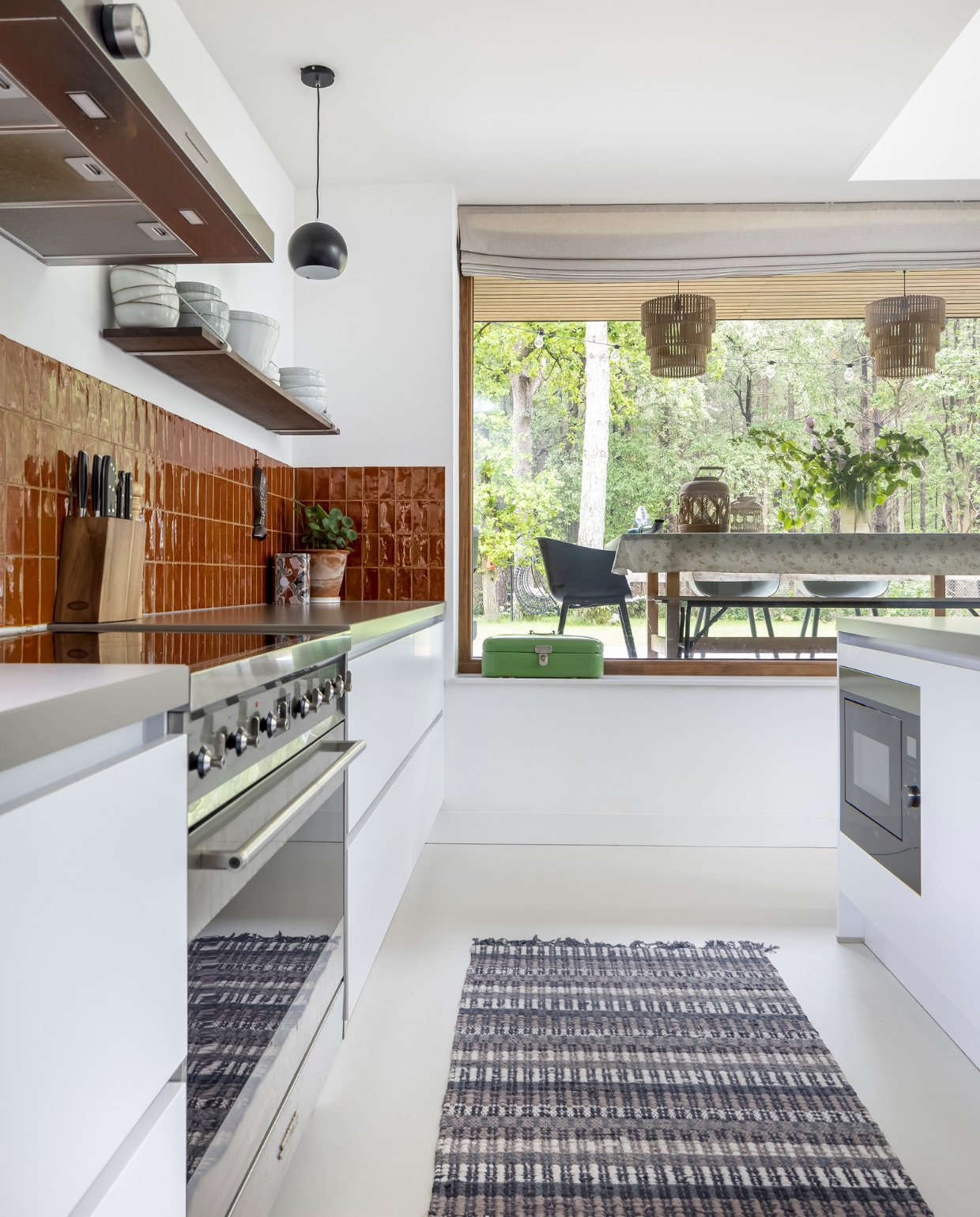Keuken Keukenloods, koelkast Smeg, hanglampen Frandsen, loper ByNord, krukken Zara Home, tegels designtegels.nl, espressomachine VBM, koffiebonenmaler Macap, broodrooster Hema, keramieken kommen Broste Copenhagen, Sissy-Boy en Ikea, vintage broodtrommel van Carls ouders. vtwonen 03-2023 | productie Tanja Saarberg | styling Marlies Does | fotografie Bart Brussee