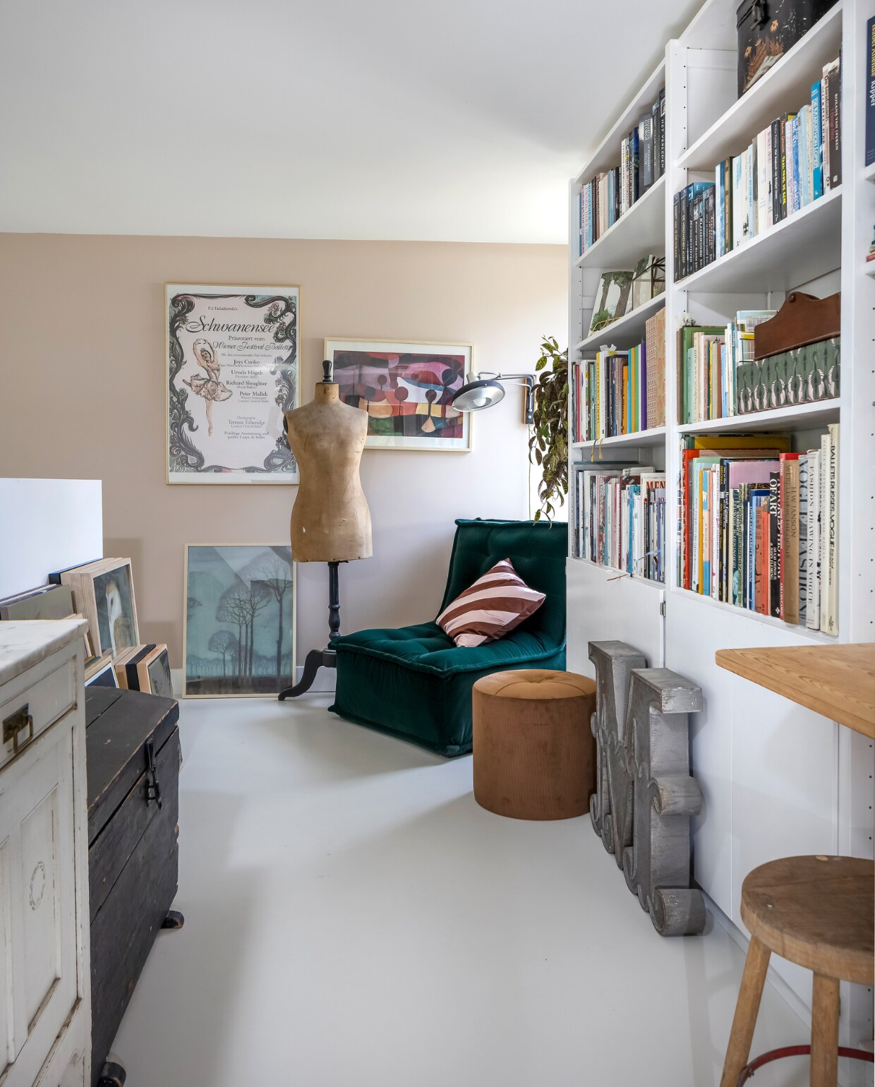 Hanglamp Loods 5 Garage (outlet), prent BVA Auctions, houten bank en ladder erfstukken, kleed La Redoute. vtwonen 03-2023 | styling Martine Jeuken | fotografie Henny van Belkom