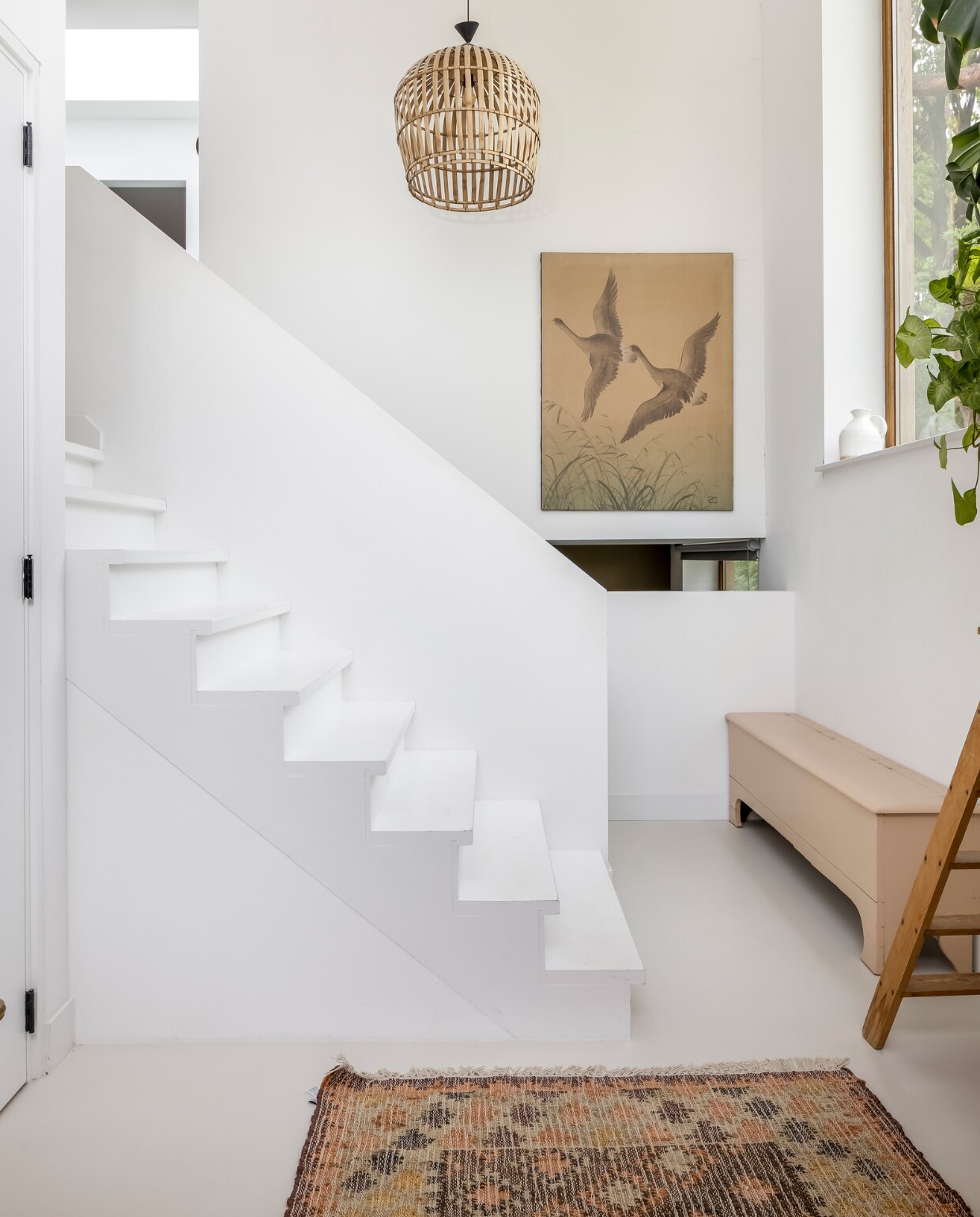 Dressoir van Martines grootouders, kist van Martines ouders, posters van vroeger, muurkleur Mild Umber van Flexa, lamp Marktplaats, fauteuil Fonq Outlet, poef Intratuin, letter ‘M’ HKliving, kruk rommelmarkt, wit geschilderde kasten tweedehand Lundia. vtwonen 03-2023 | styling Martine Jeuken | fotografie Henny van Belkom