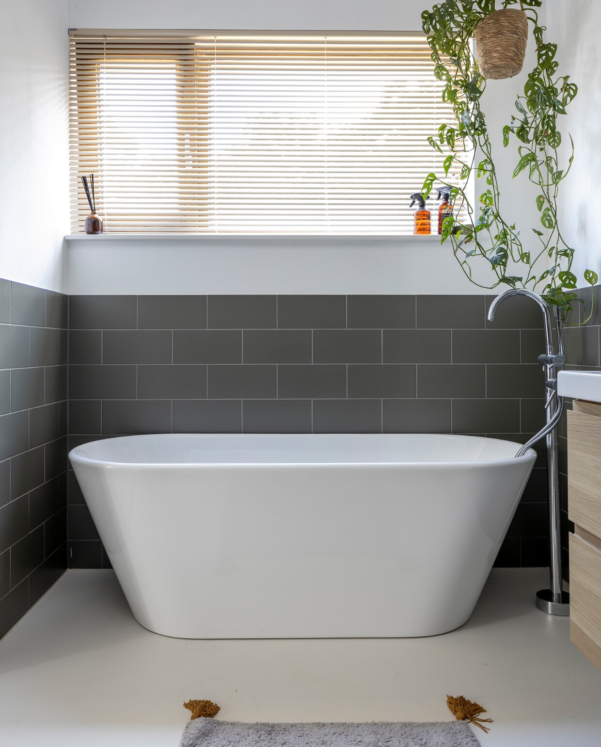 Bad merk onbekend, tegels Mosa, raambekleding Veneta, plantenhanger cadeau gekregen, badkamermeubel Ikea. vtwonen 03-2023 | styling Martine Jeuken | fotografie Henny van Belkom