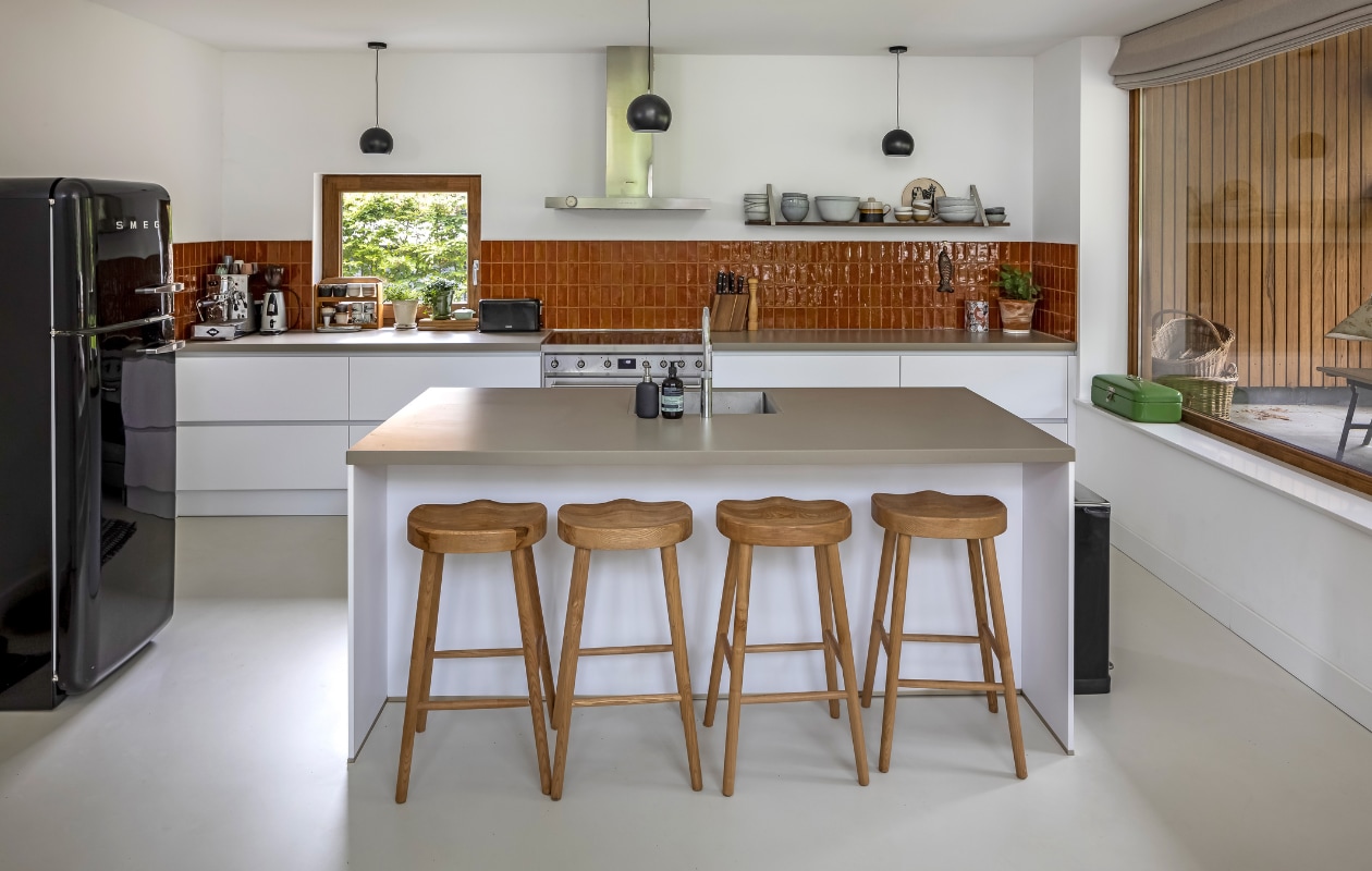 Keuken Keukenloods, koelkast Smeg, hanglampen Frandsen, loper ByNord, krukken Zara Home, tegels designtegels.nl, espressomachine VBM, koffiebonenmaler Macap, broodrooster Hema, keramieken kommen Broste Copenhagen, Sissy-Boy en Ikea, vintage broodtrommel van Carls ouders. vtwonen 03-2023 | styling Martine Jeuken | fotografie Henny van Belkom