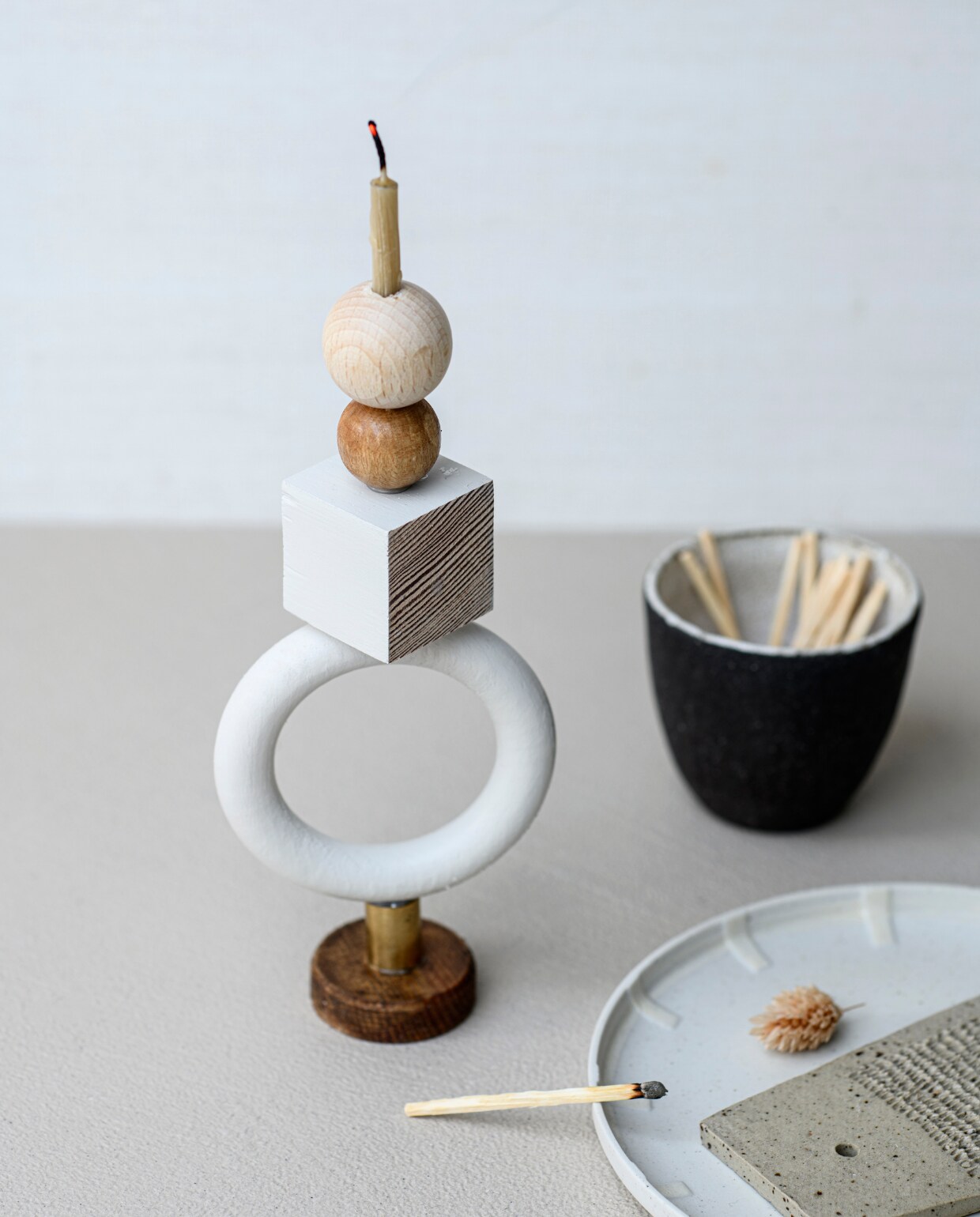 Keramieken schotel van Scholten &amp; Baijings voor Hay, 14,5 cm (Ø) € 29,- (connox.nl). Potloodkaarsen, 20 stuks € 12,99 (zarahome.com). Gespikkelde aardewerken knoflookrasp € 12,95 (lydiaelisabethpottery.nl). styling Myla Griese | fotografie Louis Lemaire