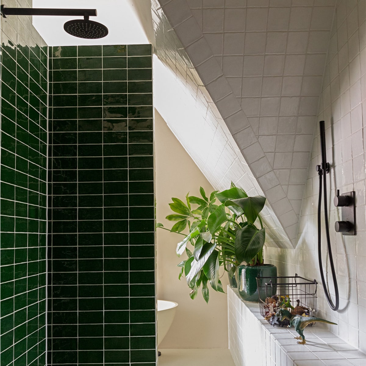 Badkamer mosgroen. Douche en handdouche Hotbath Cobber. Tegels Cabrera Verde Cobre via Design Tegels. Plantenpot Serax. Vloer gietvloer. vtwonen 04-2022 | styling Ilona Jongepier | fotografie Dana van Leeuwen