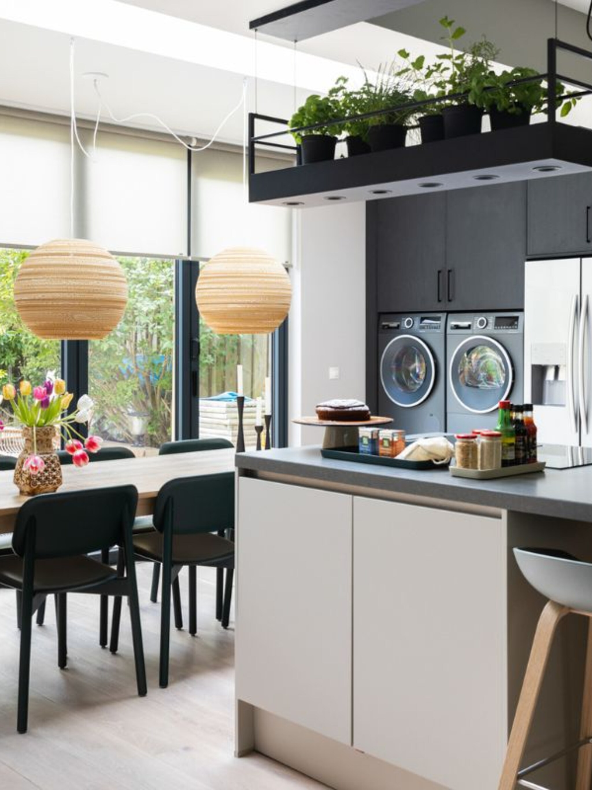 plantenrek met lampen voor een multifunctionele keuken
