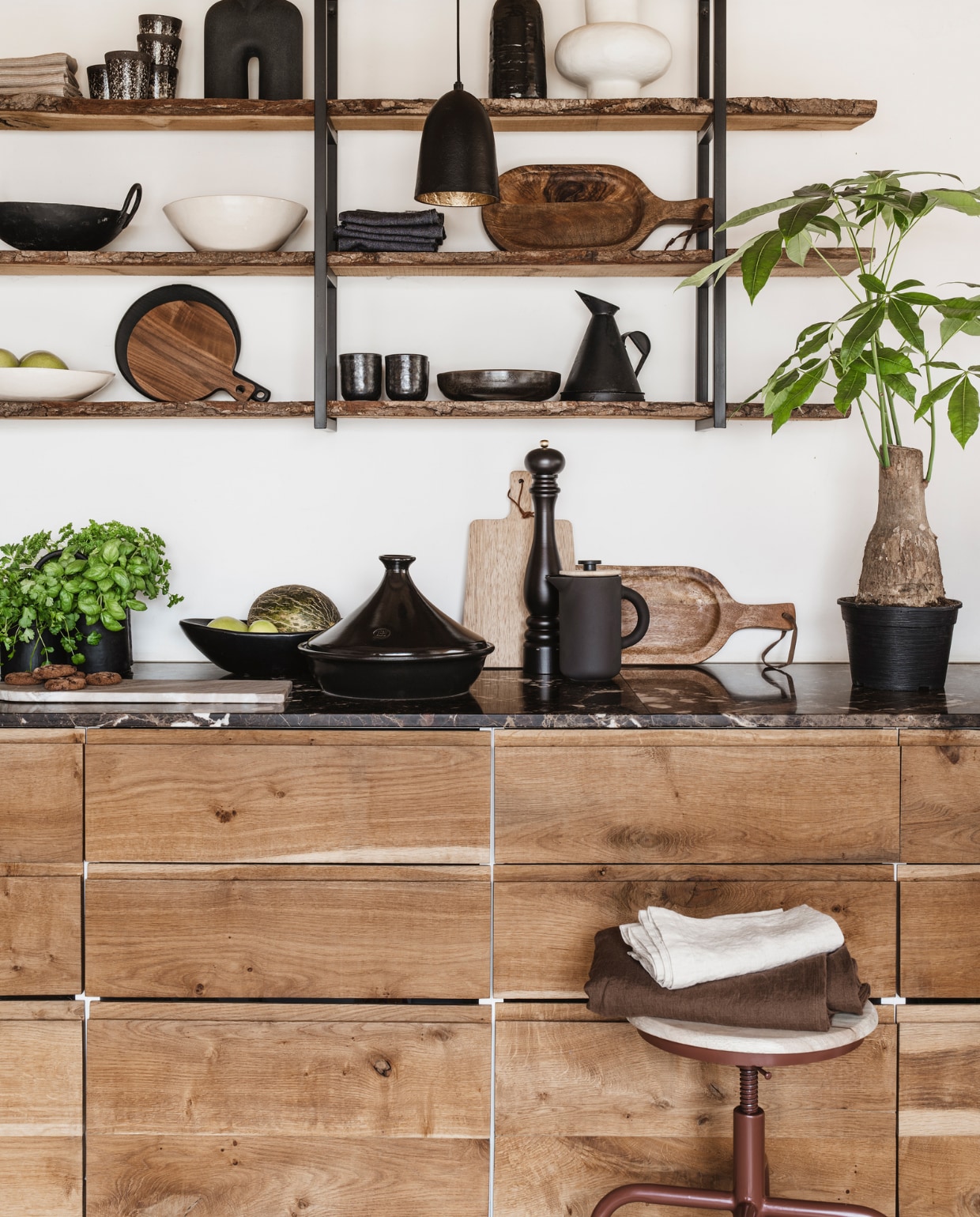 Van boven naar beneden en van links naar rechts: linnen theedoeken Flax, per stuk € 15,- (bymolle.nl). Mokken Mud, per stuk € 6,75 (hkliving.nl). Zwarte vaas € 55,95, zwarte hoge vaas € 20,95, witte vaas € 68,95 (loftloft.nl). Oude metalen schaal € 39,95 (hetkabinet.nl). Witte schaal € 69,95 (loftloft.nl). Zwarte theedoeken, per stuk € 4,-(hema.nl). Mangohouten plank € 29,95 (hetkabinet.nl). Witte schaal € 75,95 (loftloft.nl). Zwarte ronde serveerplank € 19,95 (hetkabinet.nl). Bruine serveerplank van Bowls and Dishes € 14,55 (vtwonen.nl). Zwarte schaal Chief Ceramics € 17,60 (hkliving.nl). Oude oliekan € 24,95, metalen potjes € 30,25 (hetkabinet.nl). Diverse kruiden-planten (jumbo.nl). Zwarte schaal € 78,95 (loftloft.nl). Donkerbruine tajine Emile Henry € 68,95, pepermolen Peugeot Paris chocolat € 56,95, cafetière Stelton Theo € 69,95 (vtwonen.nl). Plant (intratuin.nl). Metalen kruk Denver van New Routz (vtwonen.nl). Bruine linnen doek, 160x260 cm € 129,-, linnen servet Sea Shell, per stuk € 11,50 (bymolle.com). Overig privébezit. vtwonen 08-2022 | styling Moniek Visser | fotografie Denise Pronk| styling assistent Sanne Kiesling