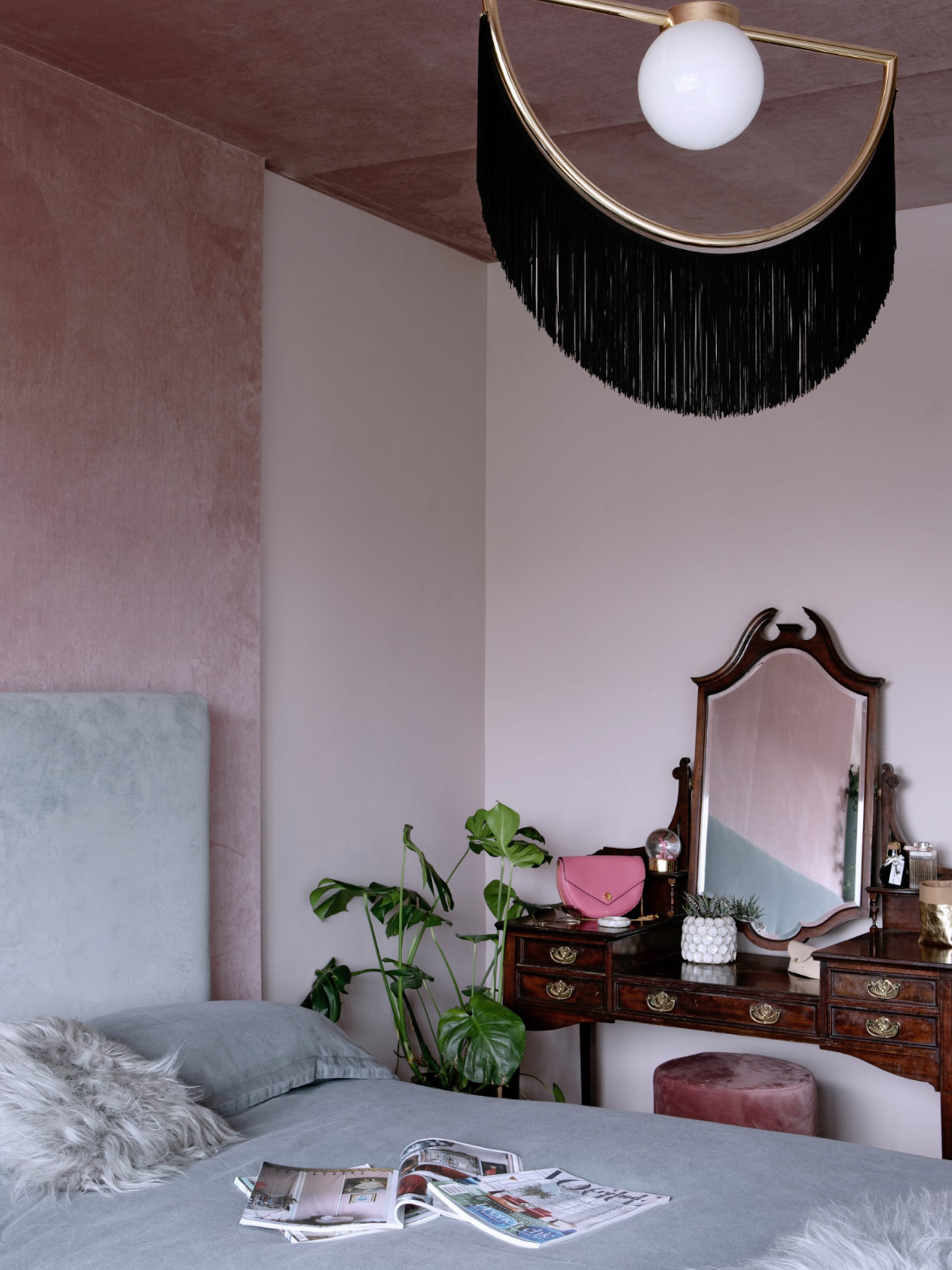 van velvet plafond tot ziggy stardust behang in dit jaren 50 huis woont een maximalist