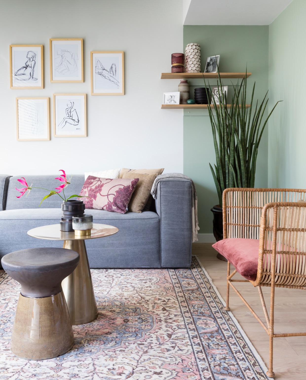 Grijze bank, Perzisch vloerkleed, bijzettafel, lijstjes, rieten stoel vtwonen 01-2019 | Weer verliefd op je huis seizoen 9, aflevering 11 | styling Wendy Verhaegh | fotografie Barbara Kieboom