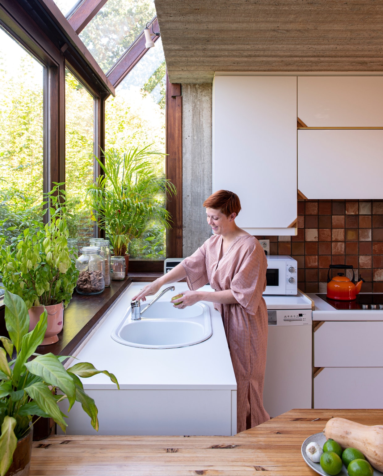 Keuken en tafel zaten al in het huis. Fluitketel Le Creuset. Fruitschaal onbekend. vtwonen 03-2023 | productie De Binnenkijkers | styling Jeske Weel | fotografie Caroline Coehorst