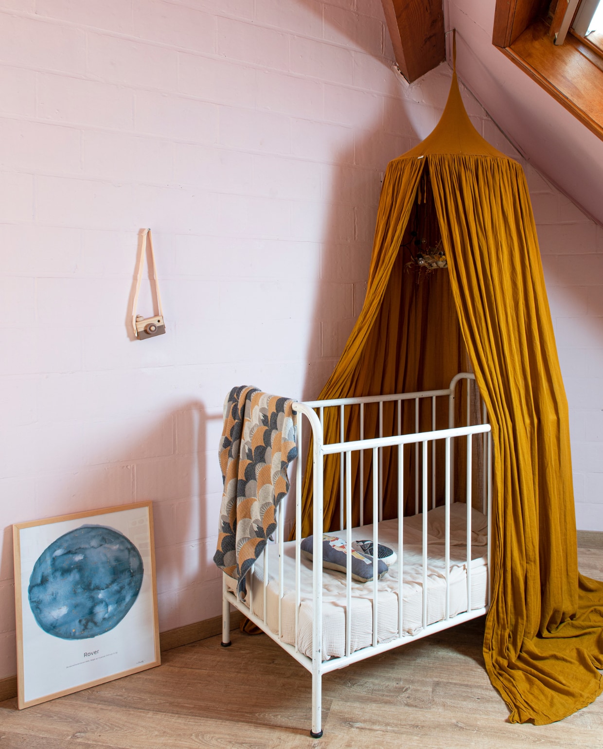 Vloer Van der Perre. Bed tweedehands. Deken House of Rym. Bedhemel Numero 74. Fotocamera cadeau gekregen. Kunstwerk Mr. Starsky. Kleur op de muur van vorige bewoners. vtwonen 03-2023 | productie De Binnenkijkers | styling Jeske Weel | fotografie Caroline Coehorst