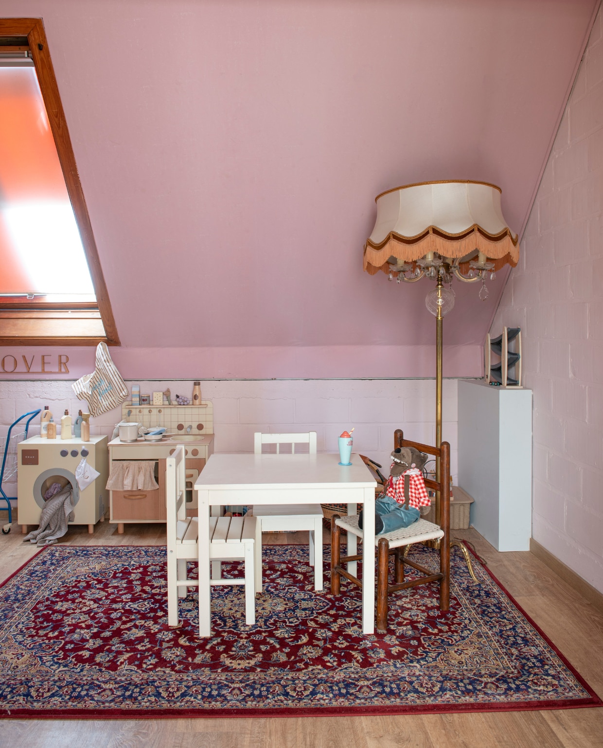 Vloer Van der Perre. Kleur op de muur door vorige bewoners. Raambekleding meegenomen uit het vorige huis. Tafel en stoelen tweedehands. Tapijt Ikea. Lamp kringloop. Wasmachine en keuken Zara Home. vtwonen 03-2023 | productie De Binnenkijkers | styling Jeske Weel | fotografie Caroline Coehorst