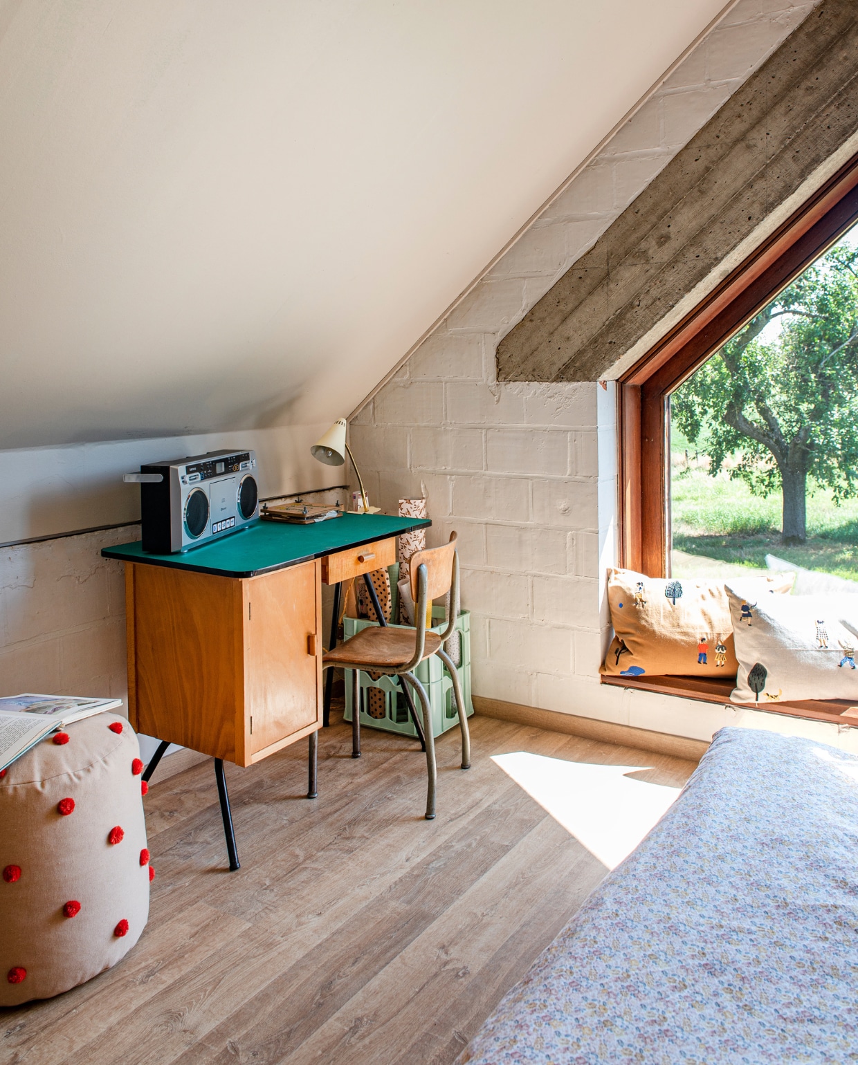 Bureau Swappp. Poef Ferm Living. Krat Sanne Boer. Oude radio cadeau gekregen. Kussens in de vensterbank Ferm Living. Vloer Van der Perre. vtwonen 03-2023 | productie De Binnenkijkers | styling Jeske Weel | fotografie Caroline Coehorst