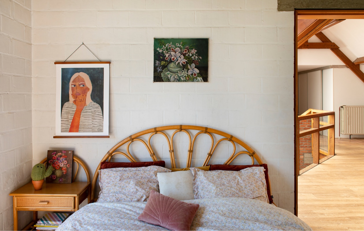 Bed met nachtkastje gekregen van een vriendin. Beddengoed Zara Home. Kussens Nobodinoz en Sissy-Boy. Schilderijtjes kringloop. Cactus gemaakt door een vriendin. vtwonen 03-2023 | productie De Binnenkijkers | styling Jeske Weel | fotografie Caroline Coehorst