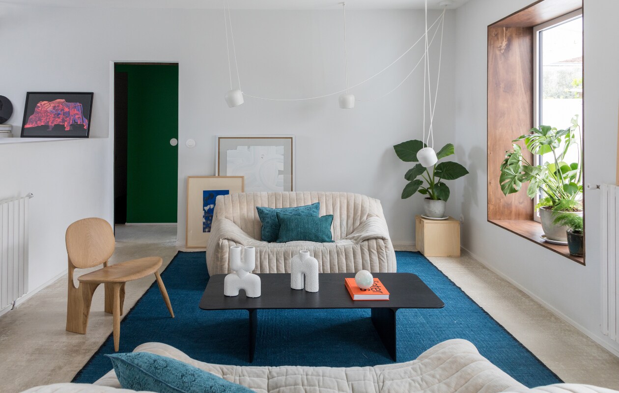 Vintage bank Sandra van Annie Hieronimus voor Cinna. Kussens Maison de Vacances. Vloerkleed Atacama Élitis. Salontafel en stoel Atelier Cédric Breisacher. Hanglamp Aim Flos. Vazen Cobra 101 Copenhagen. Kunstwerken achter de bank François Penin en Antoine Cossé. vtwonen special binnenkijken 11-2022 | productie &amp; styling Marie Maud Levron | fotografie Cecile Perrinet-Lhermitte