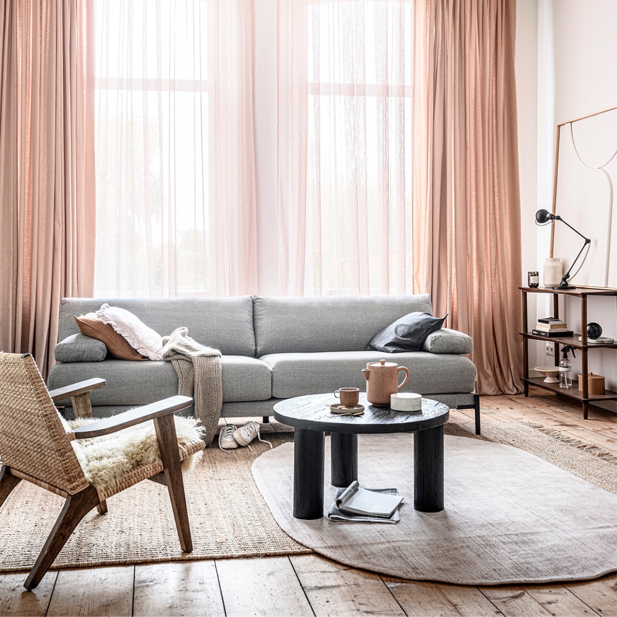 Gordijn op maat (2x) in stof Tweed met Wave plooi kleur 1147, per meter € 23,99. Transparant gordijn op maat in stof Weave kleur 2713, per meter € 27,99.M.m.v. hkliving.nl (fauteuil, vloerkleden, baklijst met artwork, schaal op voet, kist van hout), basiclabel.nl (bank Sleeve van vtwonen), loods5.nl (salontafel, kast, mok, theepot), hm.com (kussens op bank, wollen trui, marmeren opbergdoos, marmeren bal, glazen windlicht), extravert.nl (Jieldé lamp), marie-stella-maris.com (roomspray), adidas.nl (sneakers). Overig privébezit. vtwonen 13-2020 | styling Marlies Does | fotografie Sjoerd Eickmans | productie Tanja Saarberg
