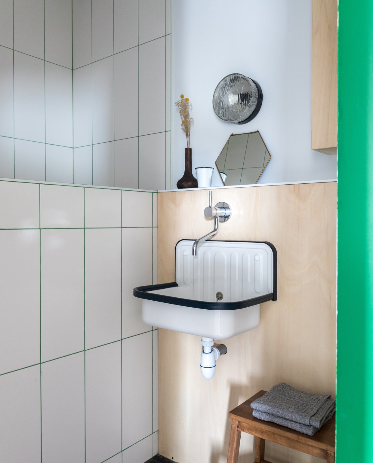 Tegels en vintagewandlamp Mapelec via leboncoin.fr. Wastafel Agape. Trapje Ikea. Groene verf op deur Color-rare. vtwonen special binnenkijken 11-2022 | productie &amp; styling Marie Maud Levron | fotografie Cecile Perrinet-Lhermitte