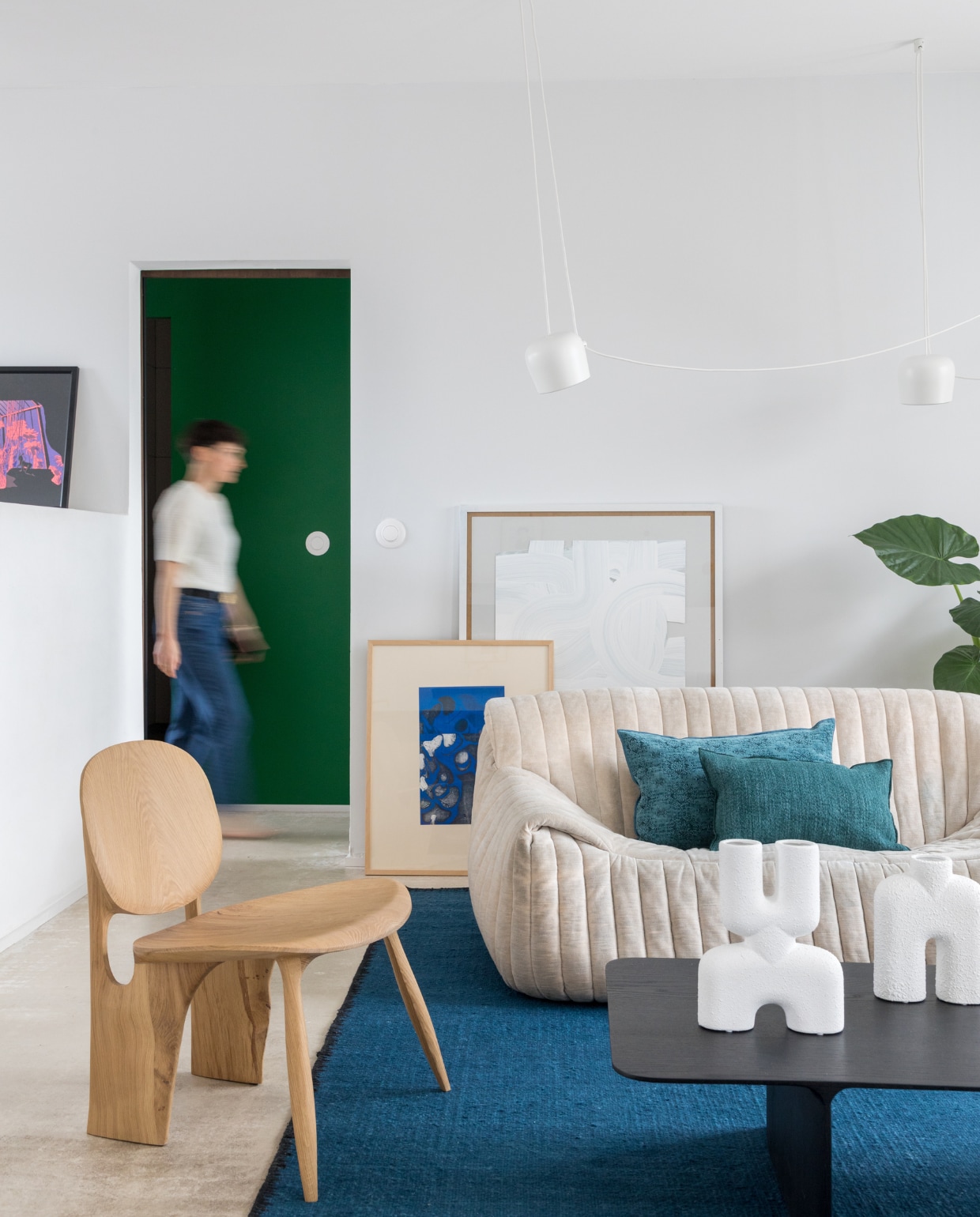 Vintage bank Sandra van Annie Hieronimus voor Cinna. Kussens Maison de Vacances. Vloerkleed Atacama Élitis. Salontafel en stoel Atelier Cédric Breisacher. Hanglamp Aim Flos. Vazen Cobra 101 Copenhagen. Kunstwerken achter de bank François Penin en Antoine Cossé. (Céline op de achtergrond) vtwonen special binnenkijken 11-2022 | productie &amp; styling Marie Maud Levron | fotografie Cecile Perrinet-Lhermitte