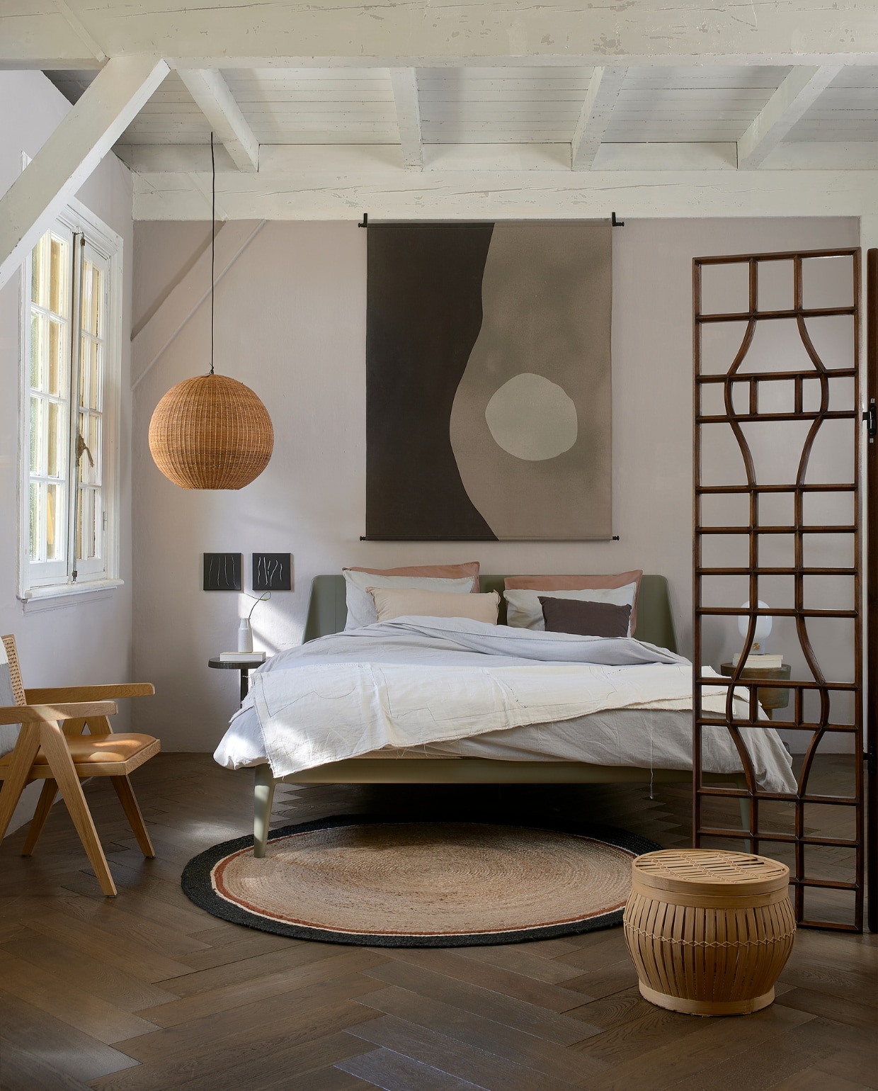 Huiscollectie Muurverf Skin van vtwonen, per liter € 20,99, per 2,5 liter € 35,49. karwei.nl (eiken visgraatparket bruin geolied van vtwonen), auping.nl (bed Essential), eijerkamp.nl (wandkleed Abstract), vtwonen.nl (katoenen dekbed- overtrek, linnen kussens), polspotten.nl (kamerscherm Mango, nachtkastje), loods5.nl (stoel La Roche, eikenhout met leren zitting, witte vaas, jute vloerkleed, bamboe mand, plaid). Overig privébezit. vtwonen 08-2022 | styling Fietje Bruijn | fotografie Dennis Brandsma